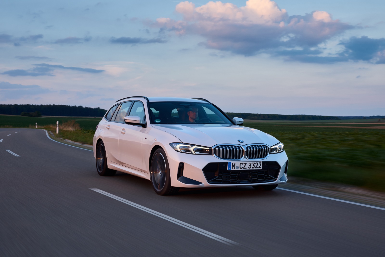 BMW 3-serie Touring 330e xDrive 2023 - voorkant