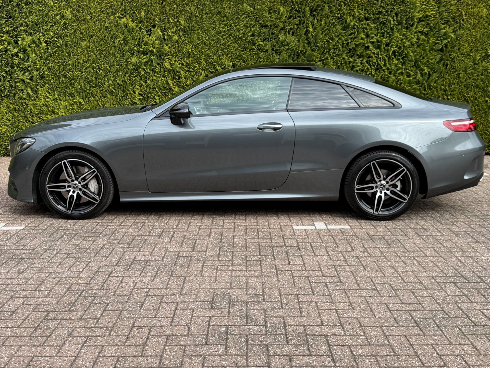 Foto van Mercedes-Benz E 300