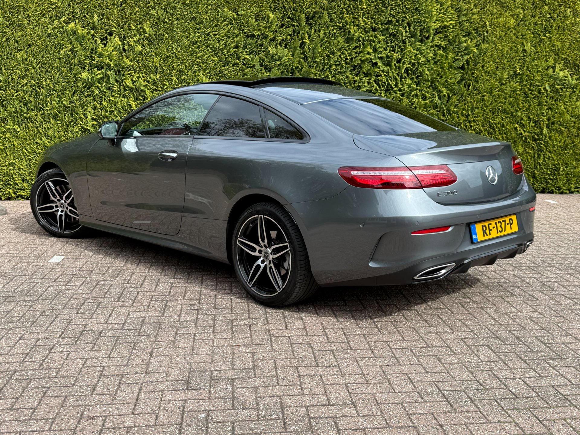Foto van Mercedes-Benz E 300