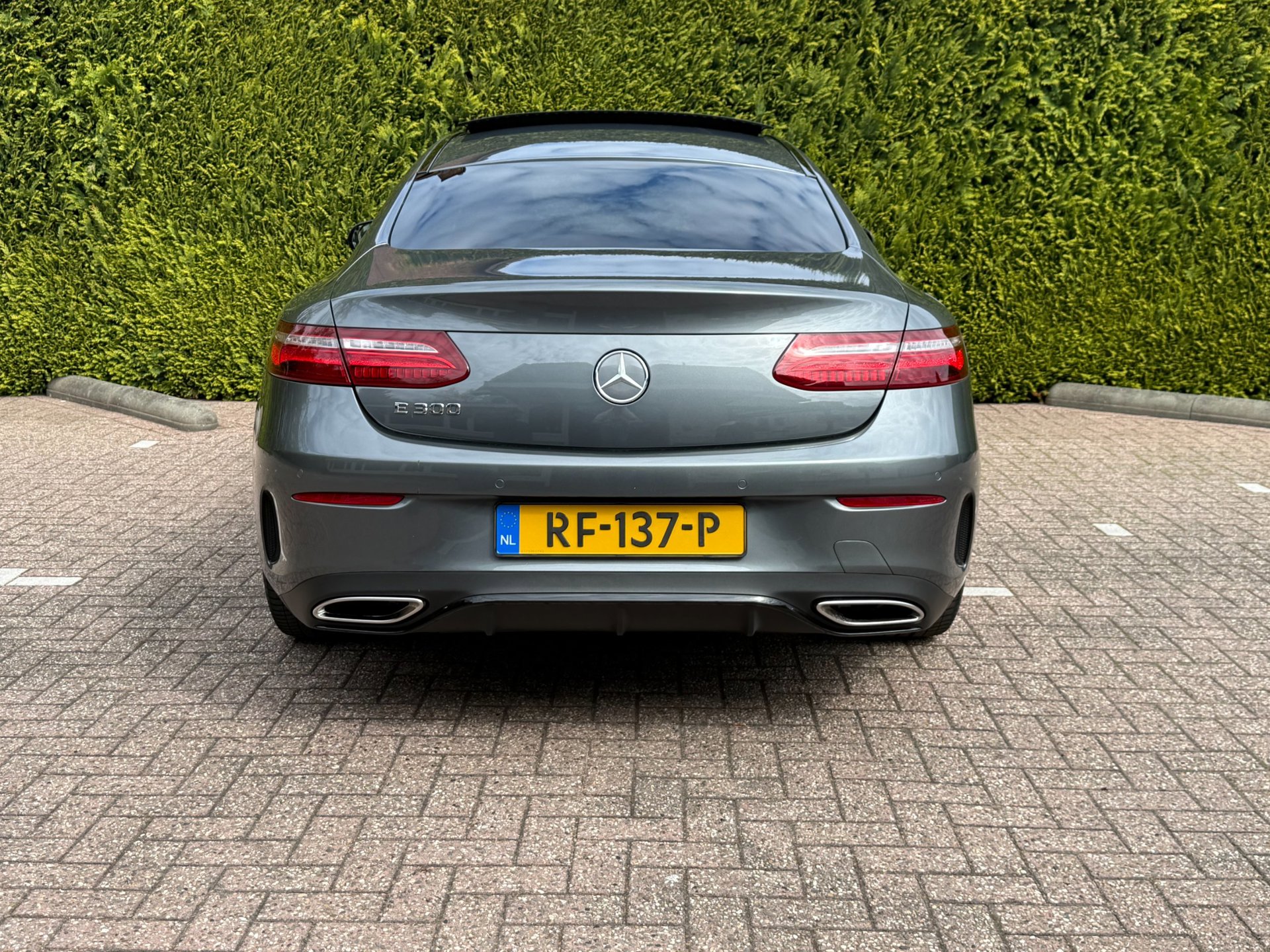 Foto van Mercedes-Benz E 300