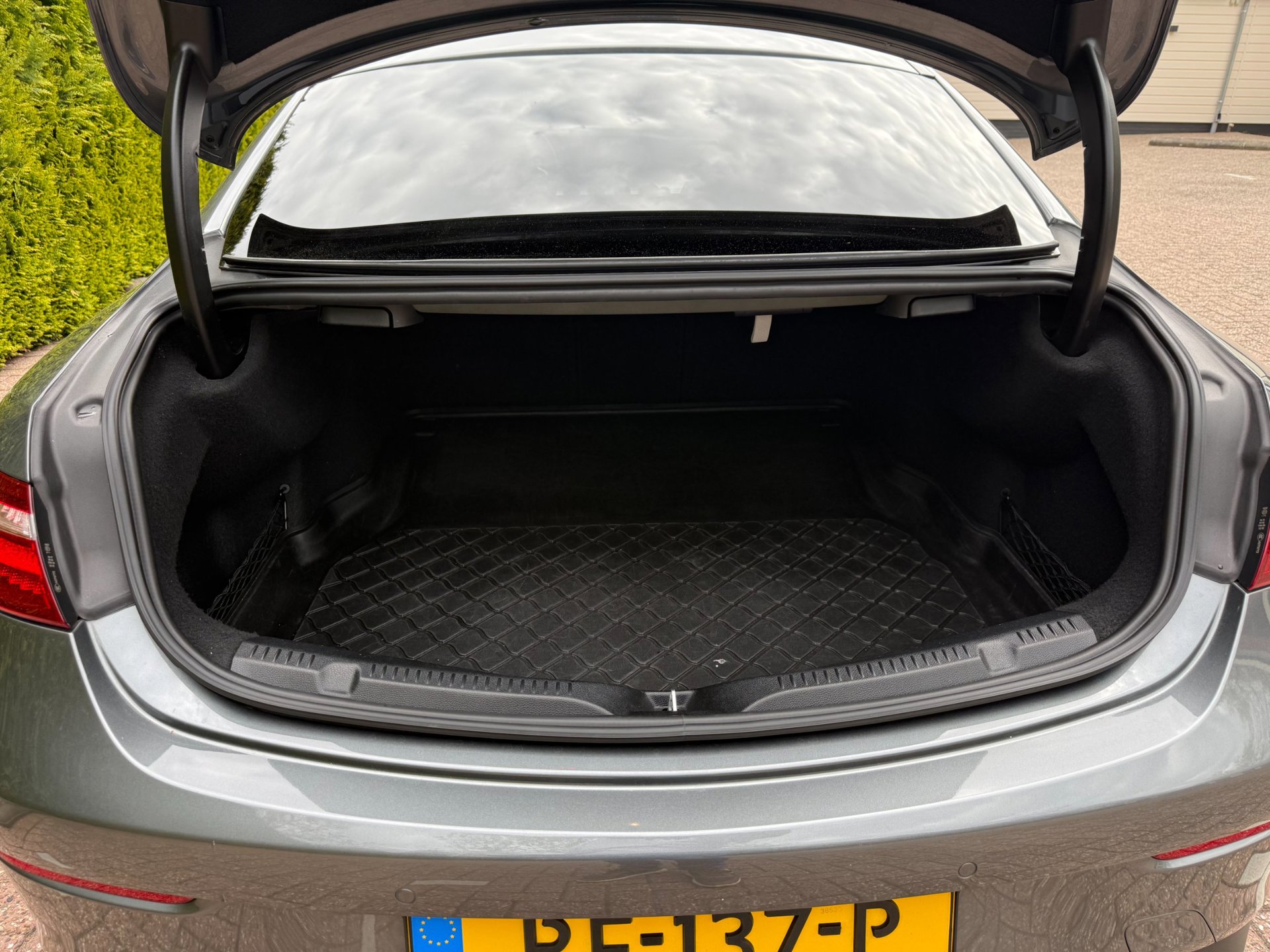 Foto van Mercedes-Benz E 300