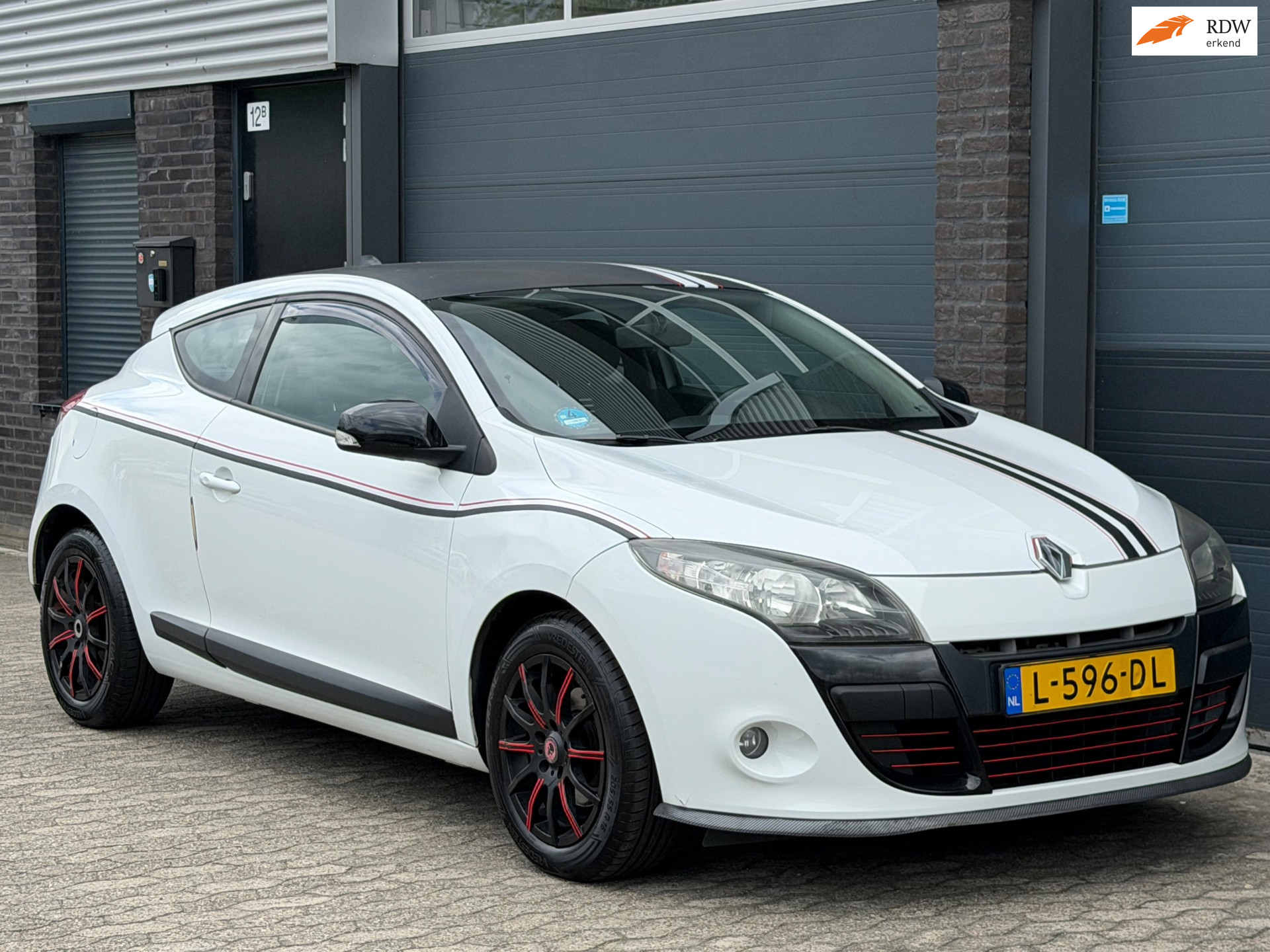Renault Megane 1.6 Dynamique Nieuw APK sportief uitstraling. 2011 - voorkant