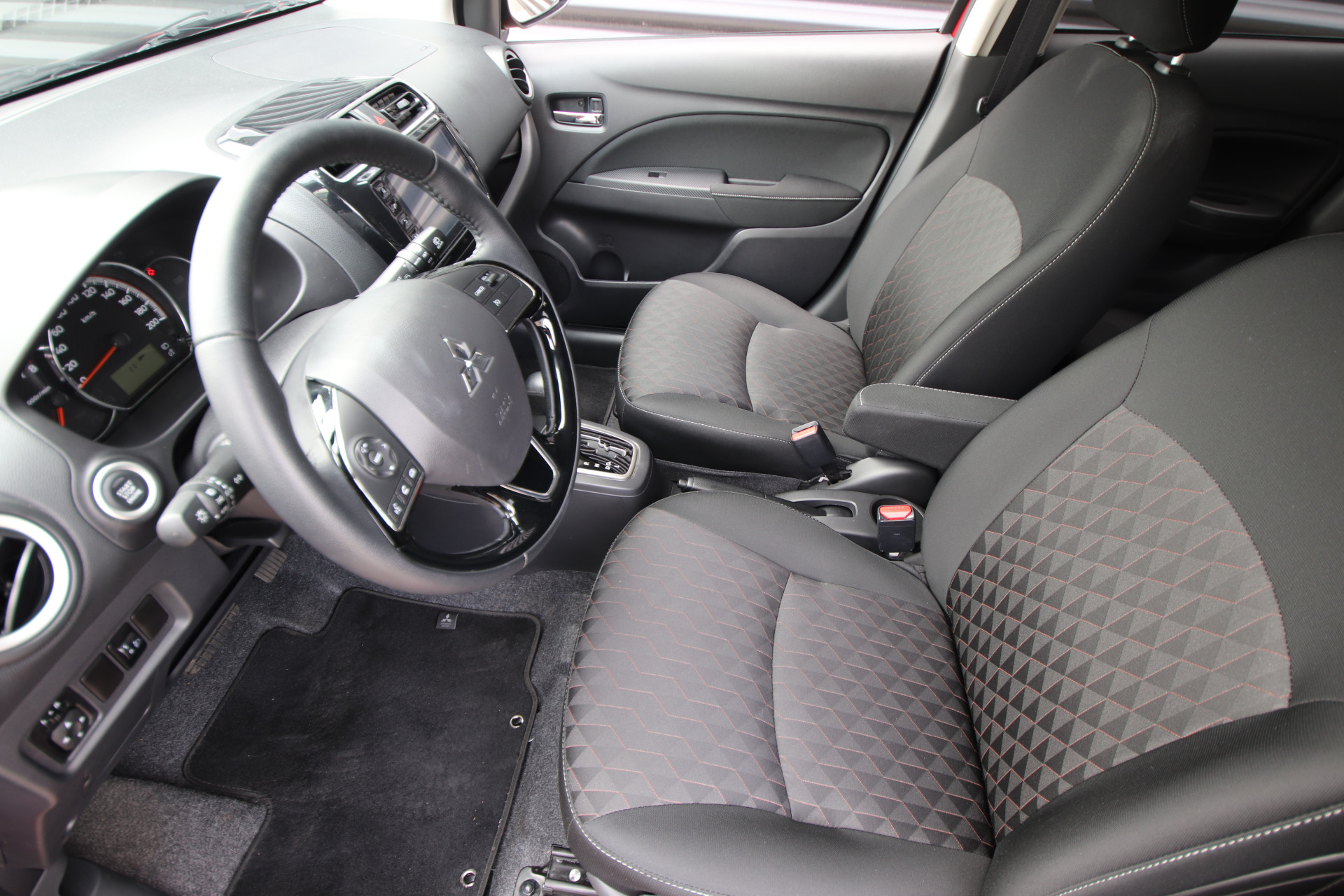 Foto van Mitsubishi Space Star