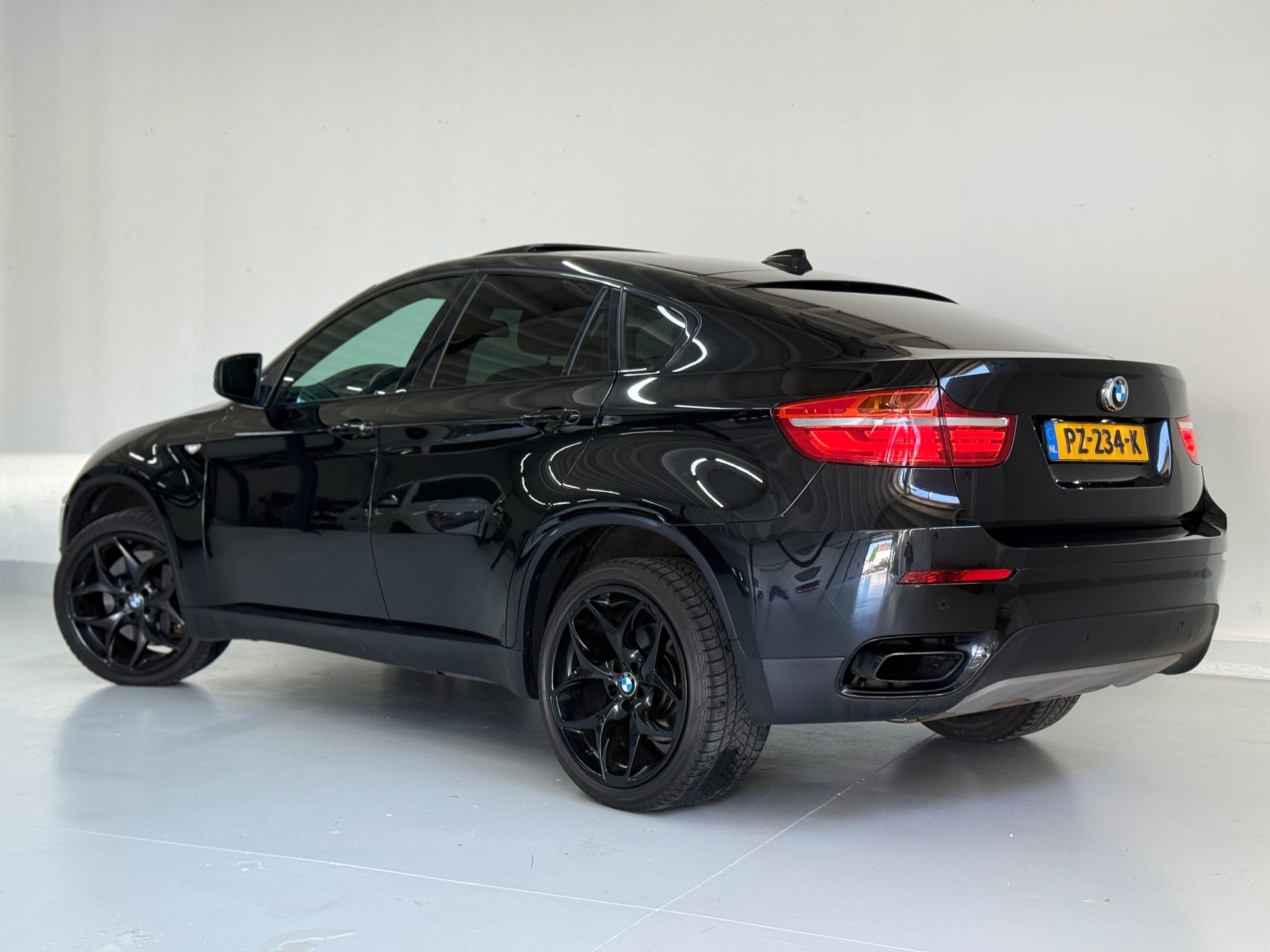 Foto van BMW X6 M50d
