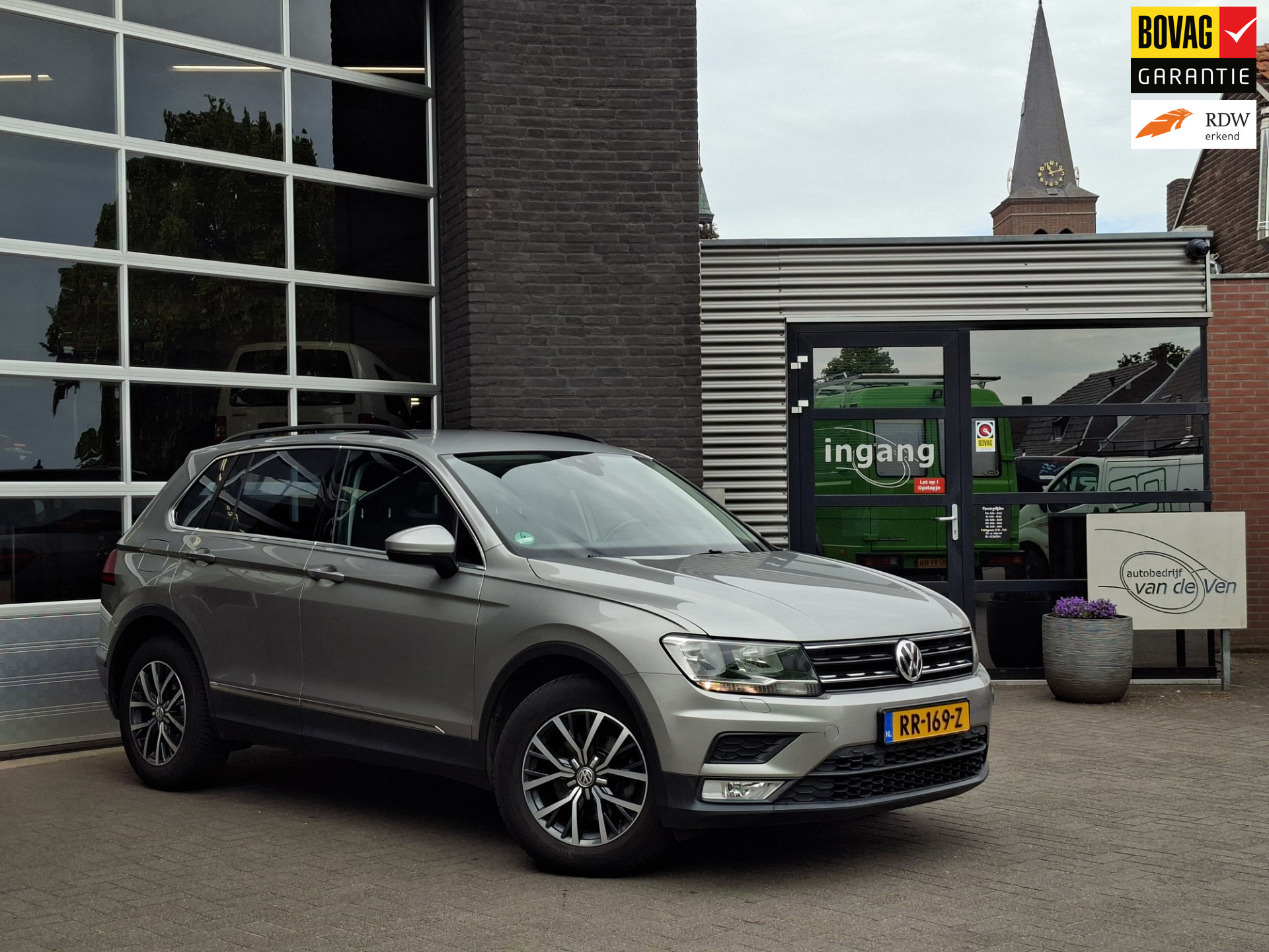 Volkswagen Tiguan 2.0 TDI Highline | Trekhaak  | Achteruitrij camera | App connect 2017 - voorkant