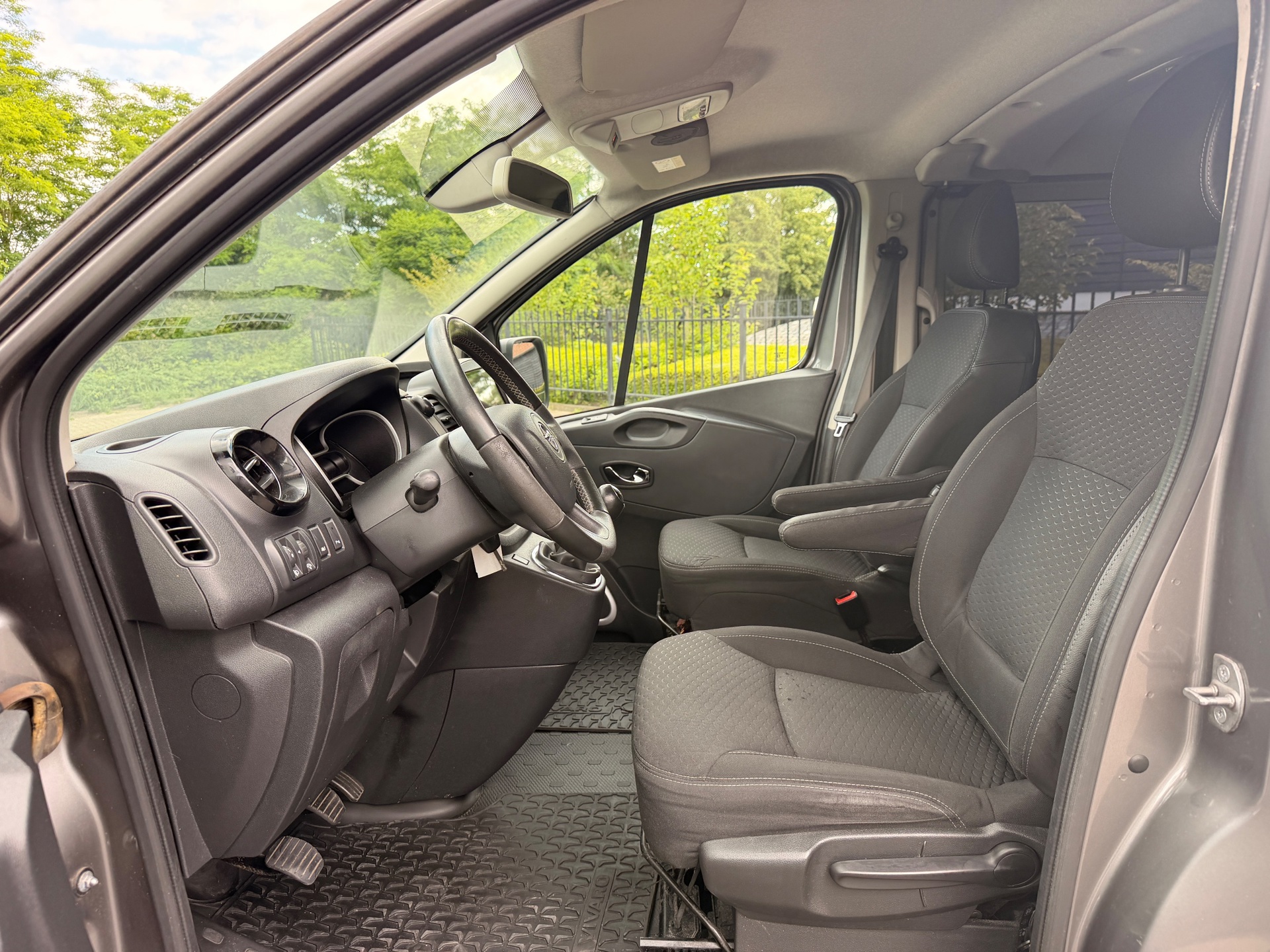 Foto van Opel Vivaro-b