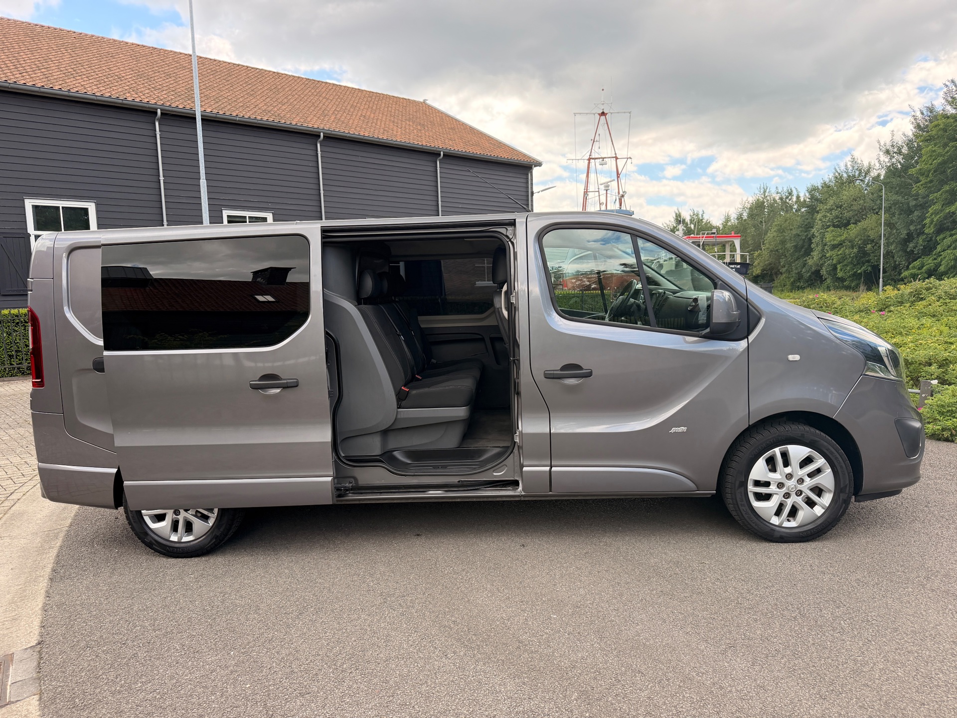 Foto van Opel Vivaro-b