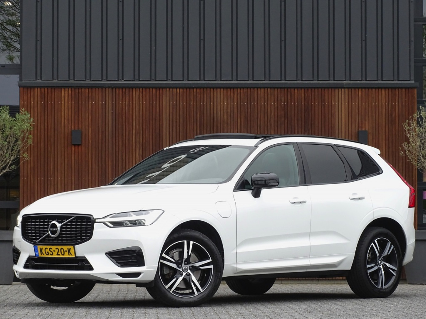 Volvo Xc60 T6 310PK AWD Recharge / R-Design / panaroma / LED 2020 - voorkant