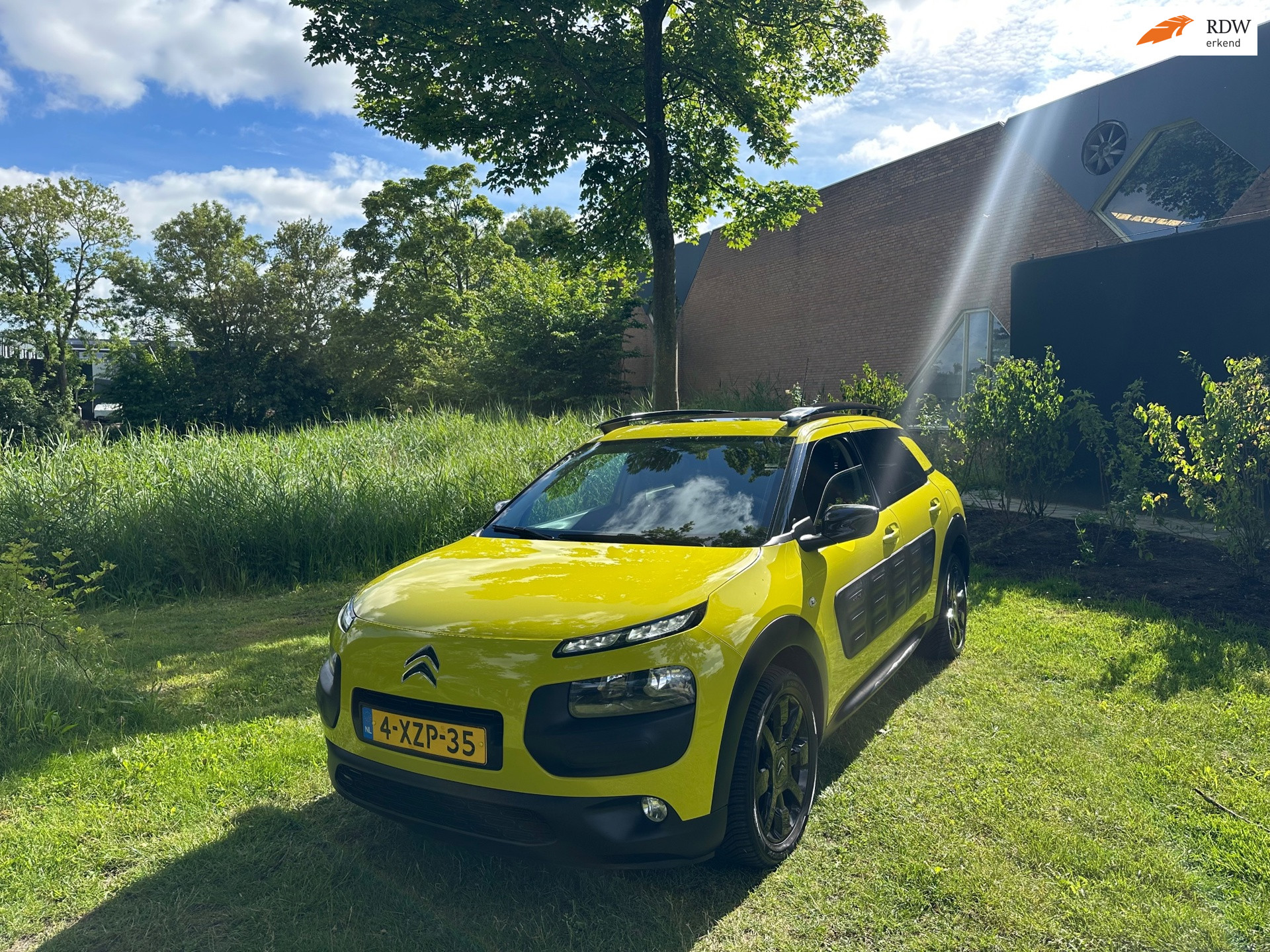Citroen C4 Cactus 1.2 e-VTi Shine Automaat Airco PDC Camera Volle onderhoud 2014 - voorkant