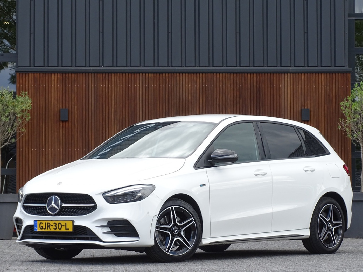 Mercedes-Benz B 250 E 250e 218PK automaat / AMG Line / 2021 / LED 2021 - voorkant