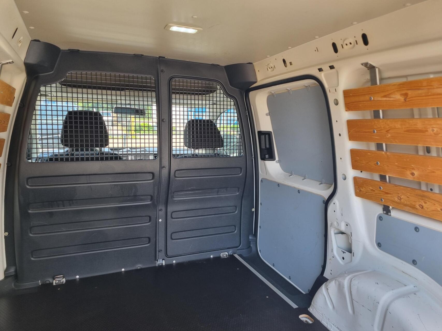 Foto van Volkswagen Caddy Modified Partition Wall