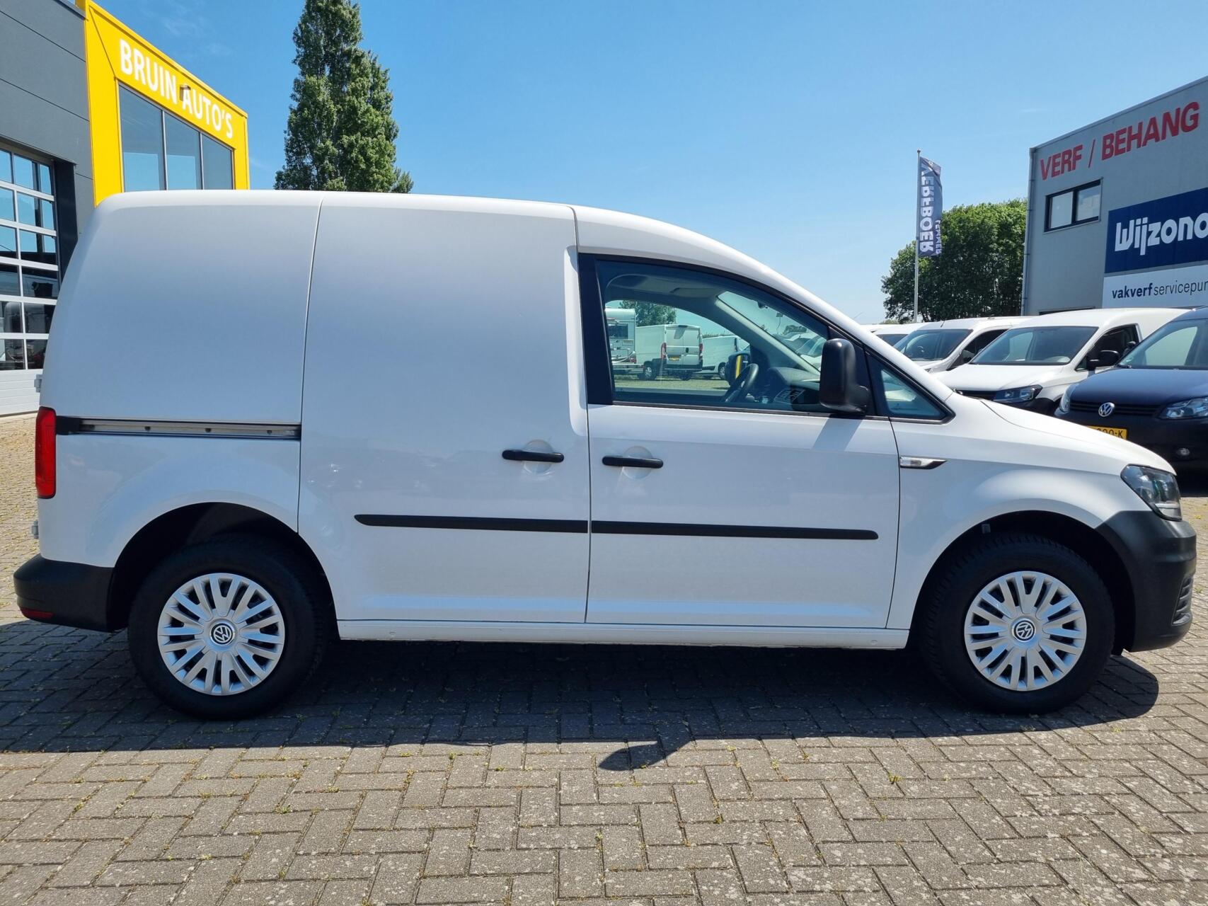 Foto van Volkswagen Caddy Modified Partition Wall