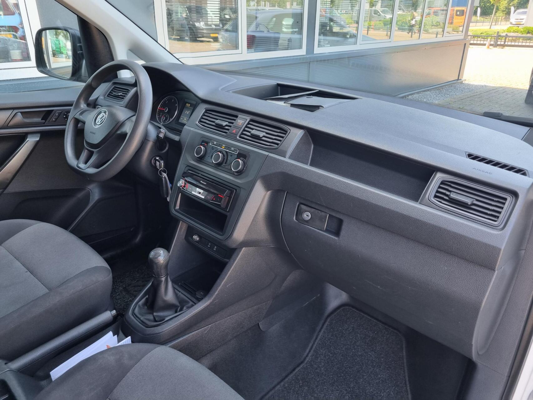 Foto van Volkswagen Caddy Modified Partition Wall