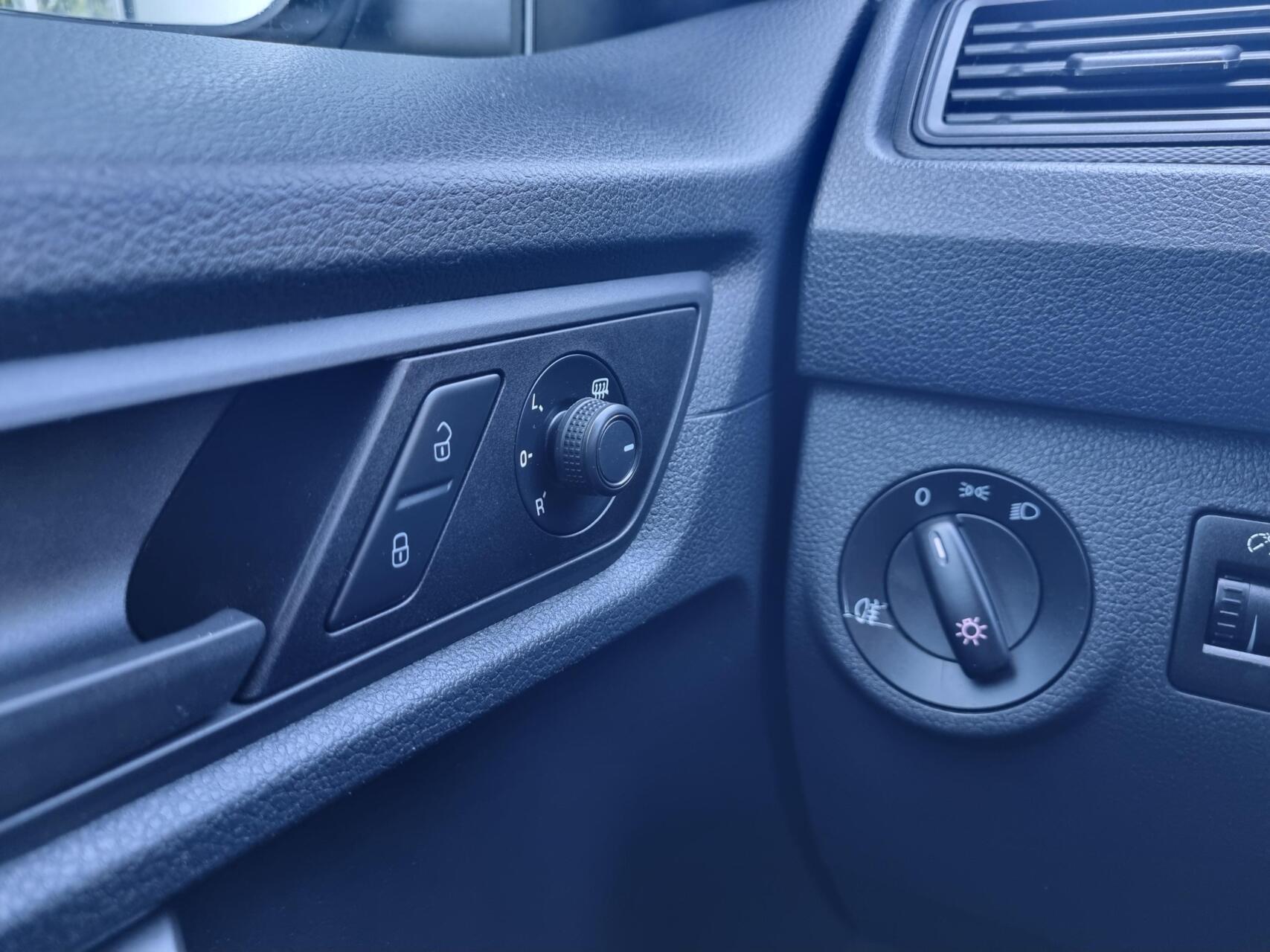 Foto van Volkswagen Caddy Modified Partition Wall