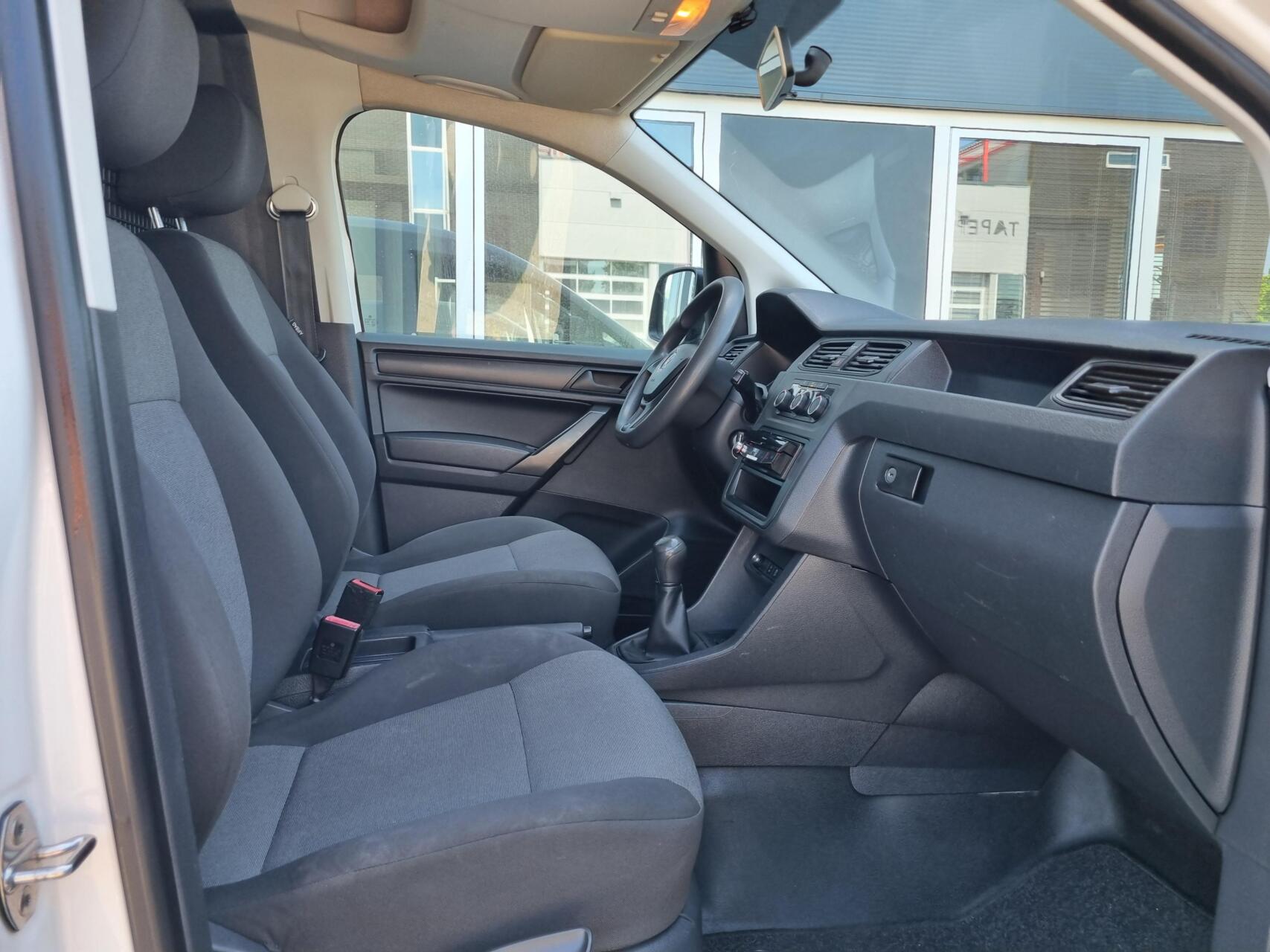 Foto van Volkswagen Caddy Modified Partition Wall