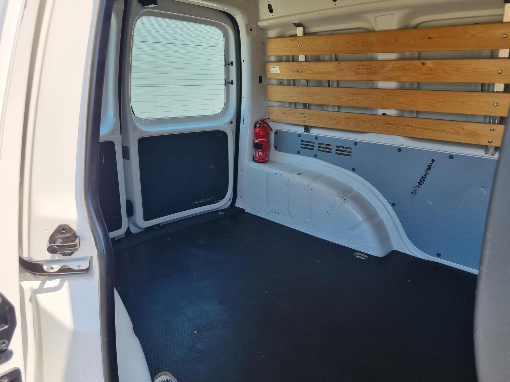 Foto van Volkswagen Caddy Modified Partition Wall