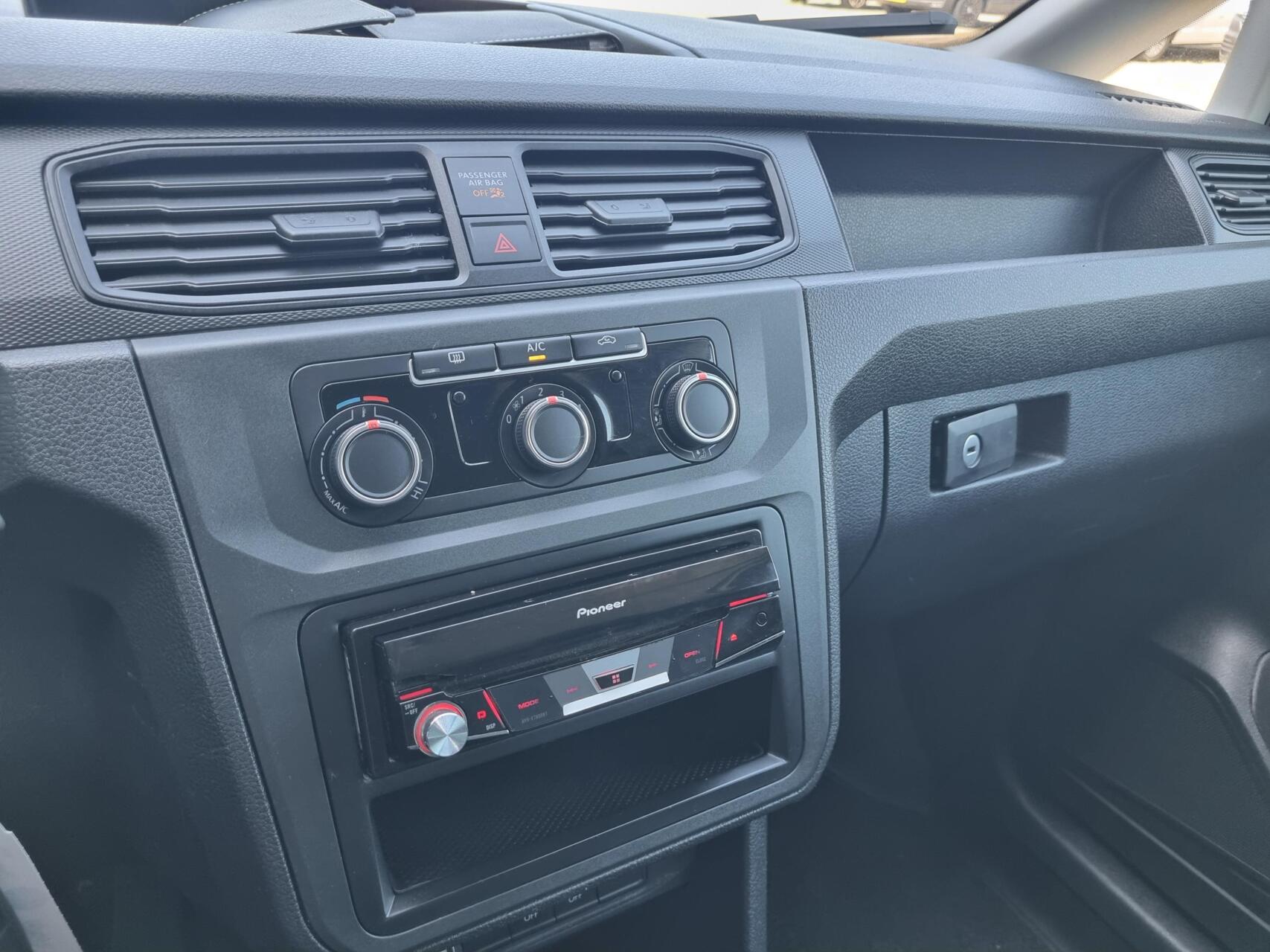 Foto van Volkswagen Caddy Modified Partition Wall