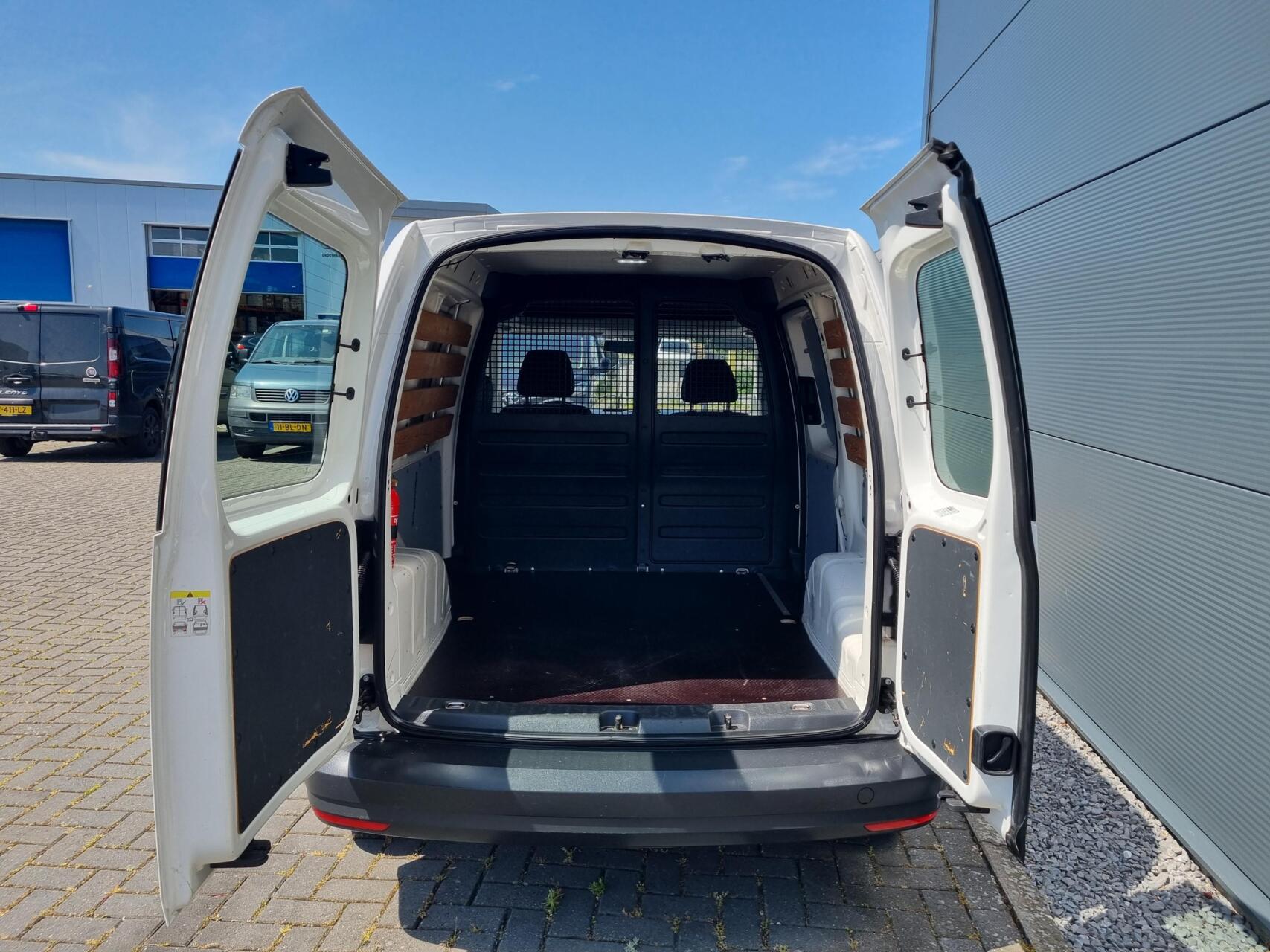 Foto van Volkswagen Caddy Modified Partition Wall
