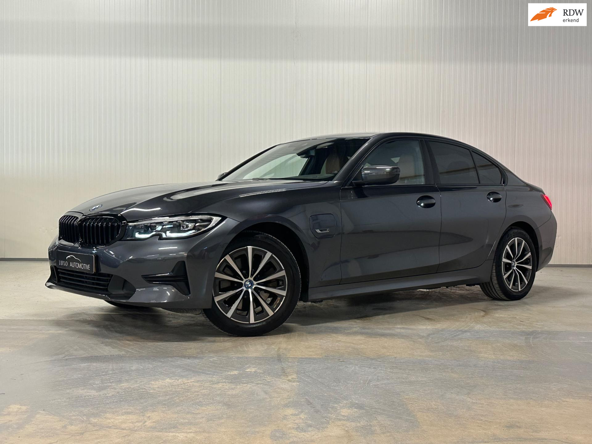 BMW 320e 320e Business Edition Plus | SHADOW LINE | TREKHAAK | LED | CAMERA | PLUG IN HYBRIDE 2022 - voorkant
