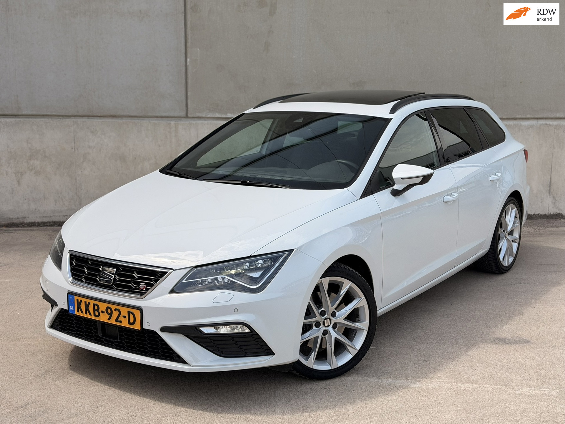 Seat Leon ST 1.5 TSI FR DSG Pano Beats Virtual CarPlay Camera 2020 - voorkant
