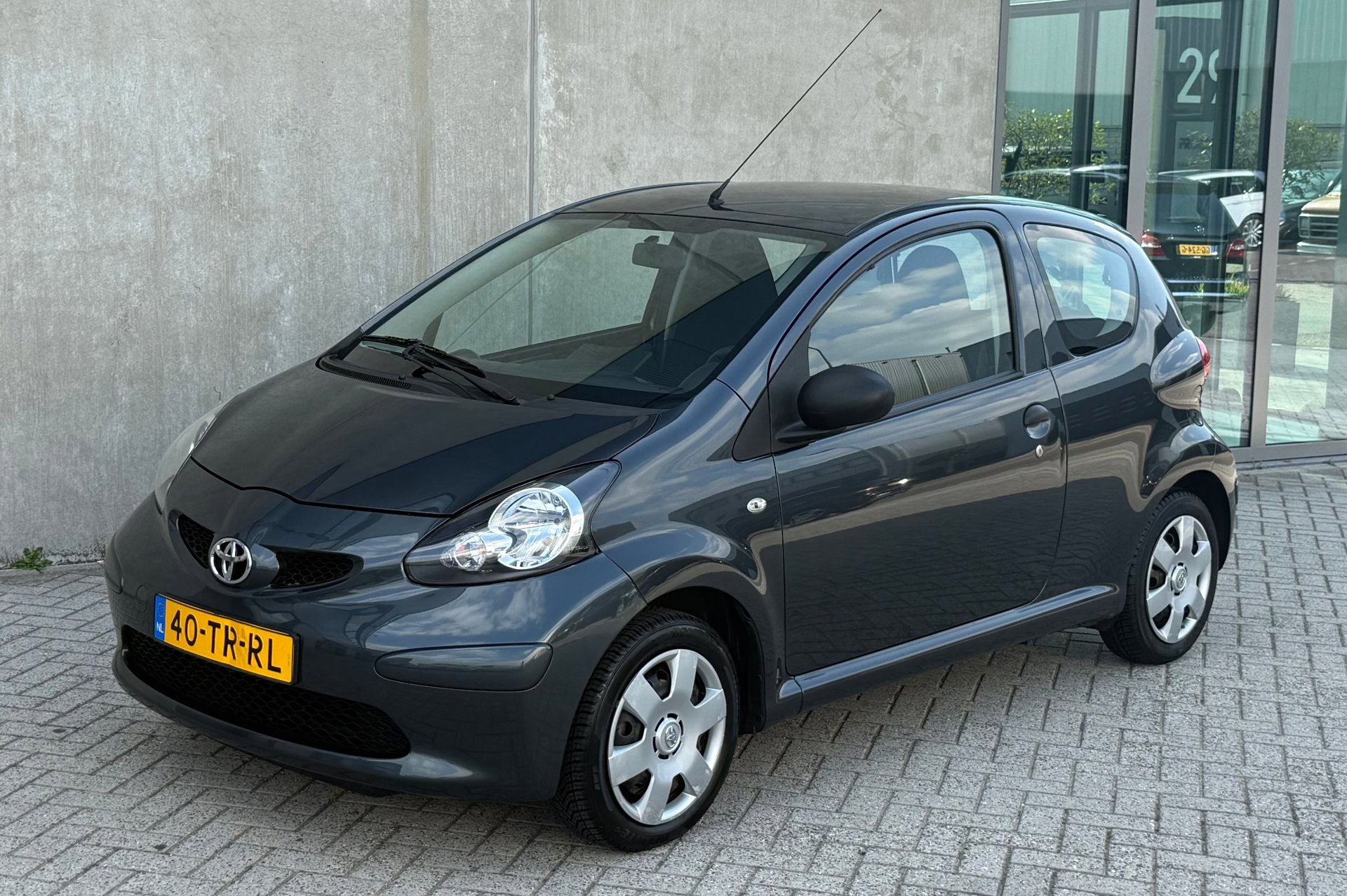 Toyota Toyota Aygo 1.0-12V 2007 Grijs 3DR NAP|APK 2027|CARPLAY 2007 - voorkant
