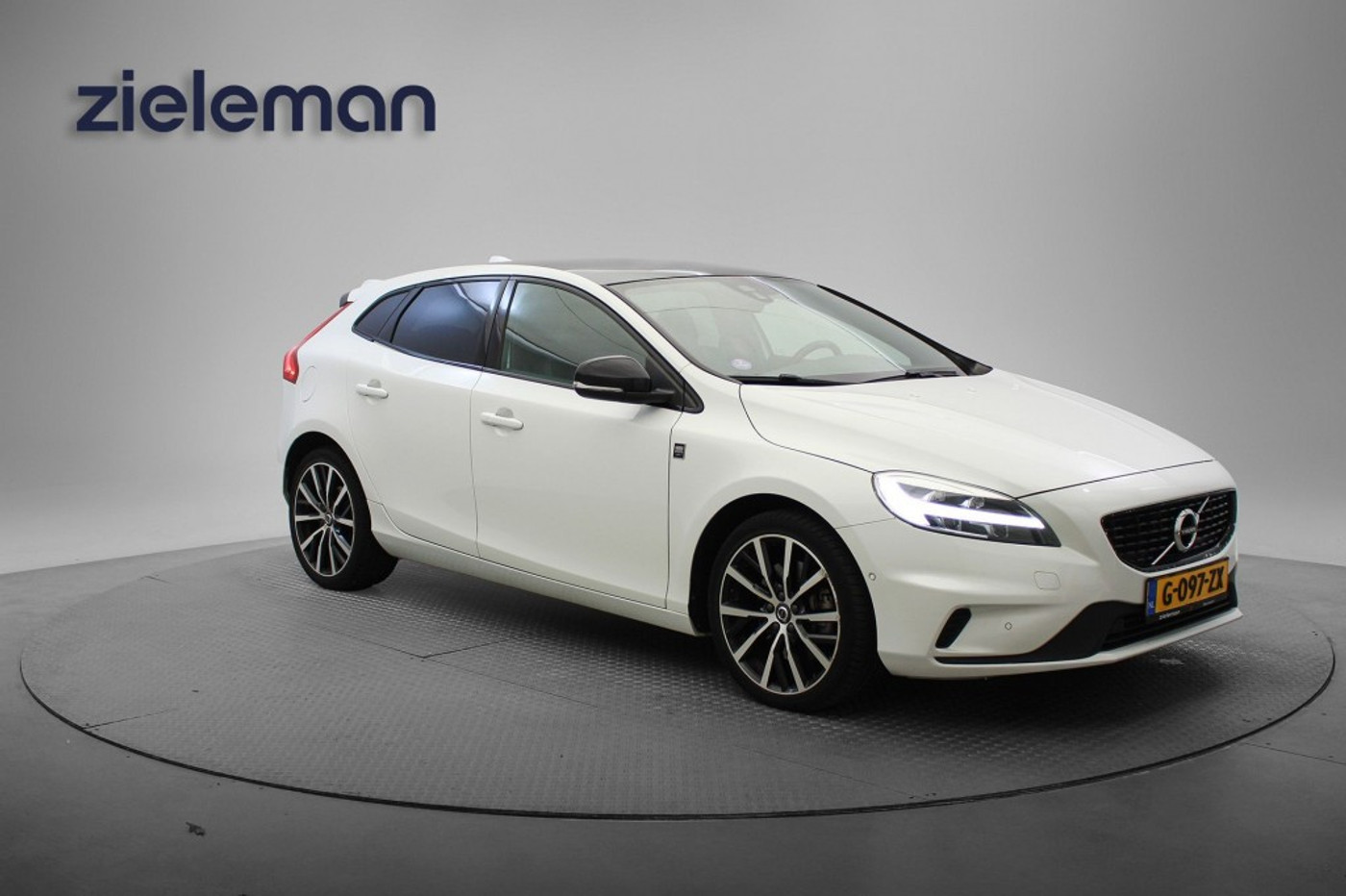 Volvo V40 1.5 T3 Polar+ Sport Automaat - Panorama, Camera, Half Leer, Stoelverw. 2020 - voorkant