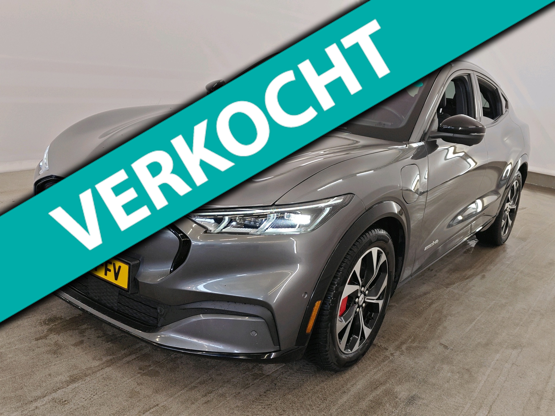 Ford Mustang Mach-e 75 kWh 258pk AWD | SOH 92% | Technology Pack Plus | Panoramadak | Leder | CarPlay | B&O Audio |19" All Season 2021 - voorkant