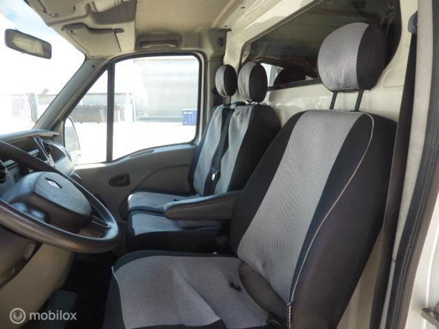 Foto van Renault Master T 33 L2/h2 2.5 Dci 88 KW E4