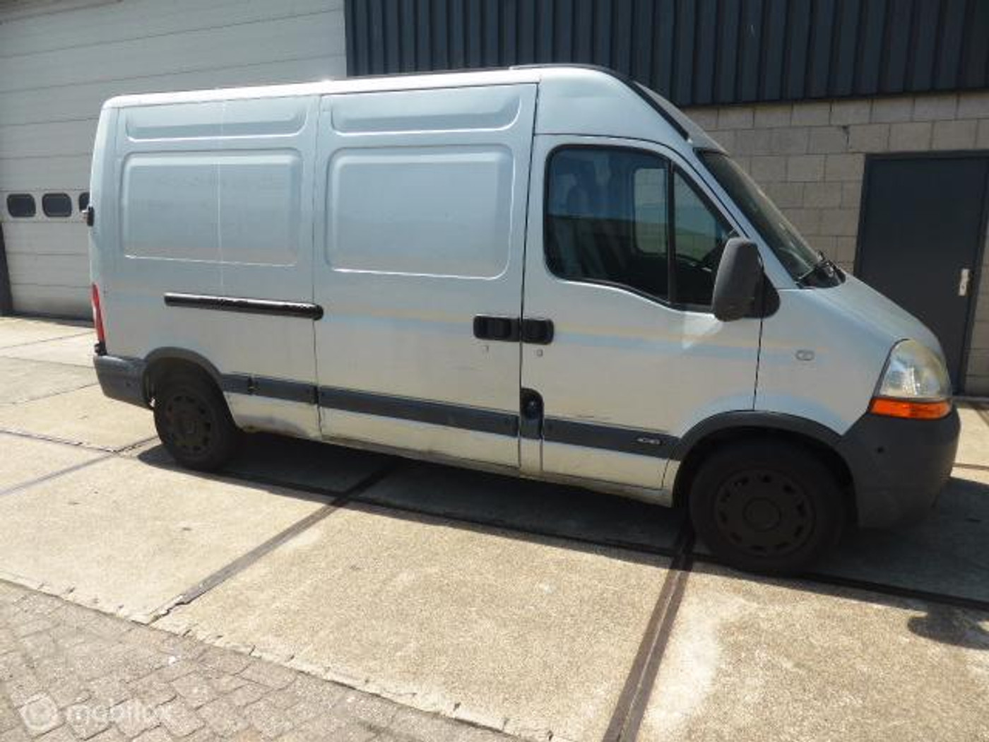 Foto van Renault Master T 33 L2/h2 2.5 Dci 88 KW E4