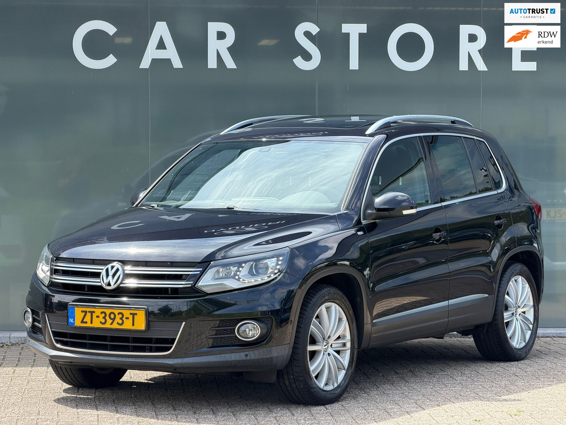 Volkswagen Tiguan 1.4 TSI R-Line Edition PANO / NAVI / CAMERA /TREKHAAK 2015 - voorkant