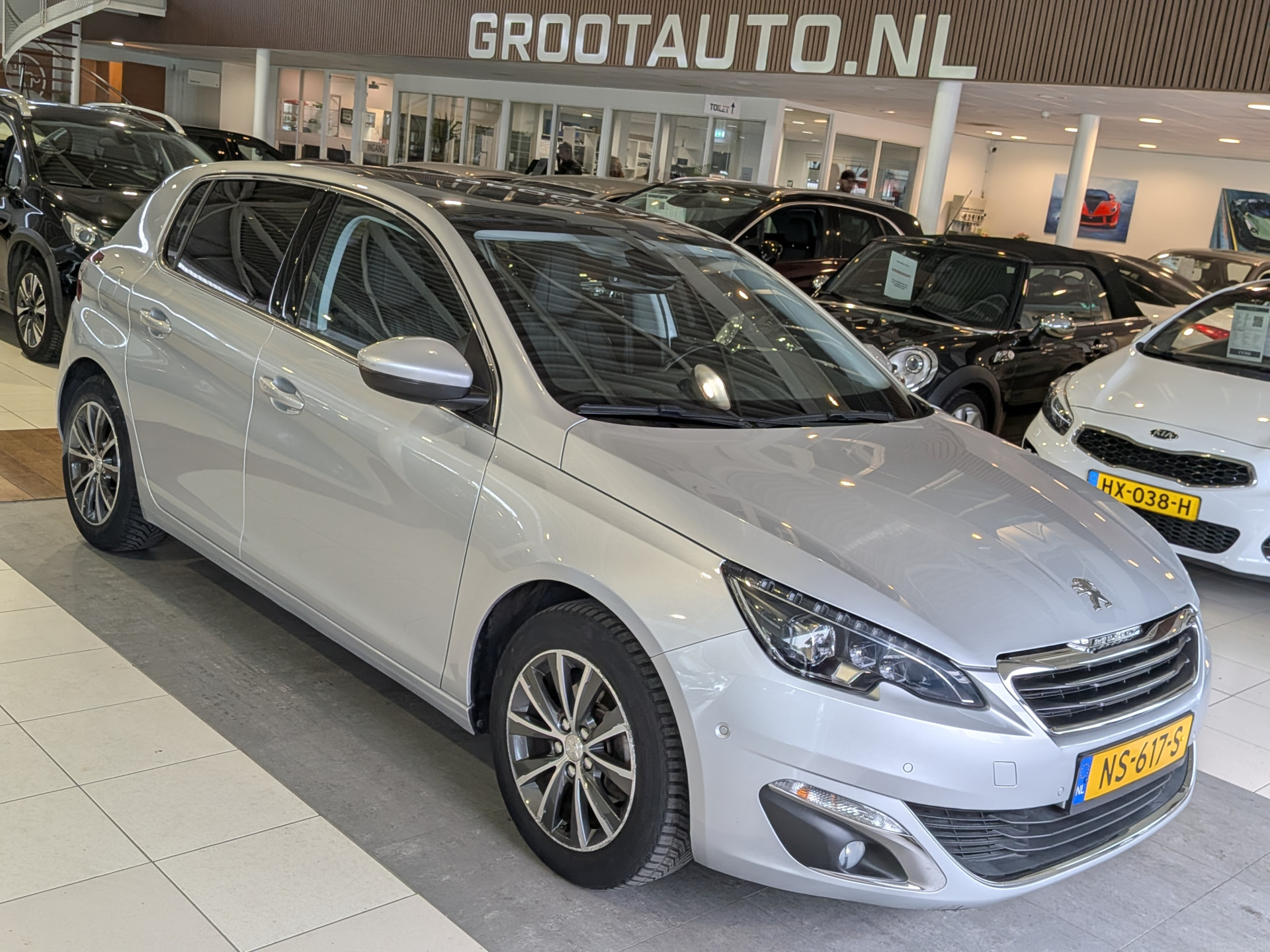 Peugeot 308 1.2 PureTech Allure 2017 - voorkant