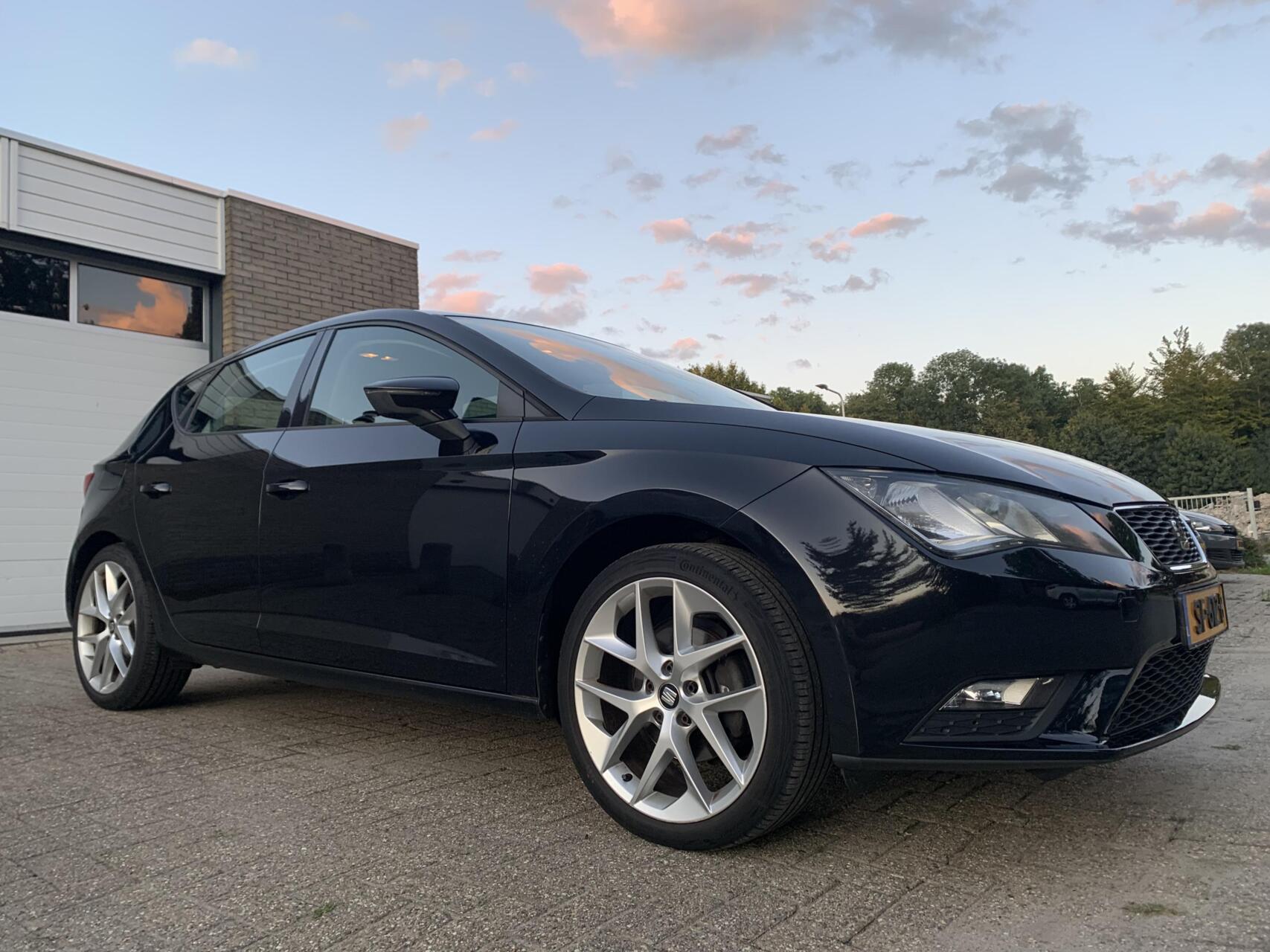 Seat Leon 1.6 TDI Style 5DR NWE APK Airco Cruise control FR velgen 2013 - voorkant