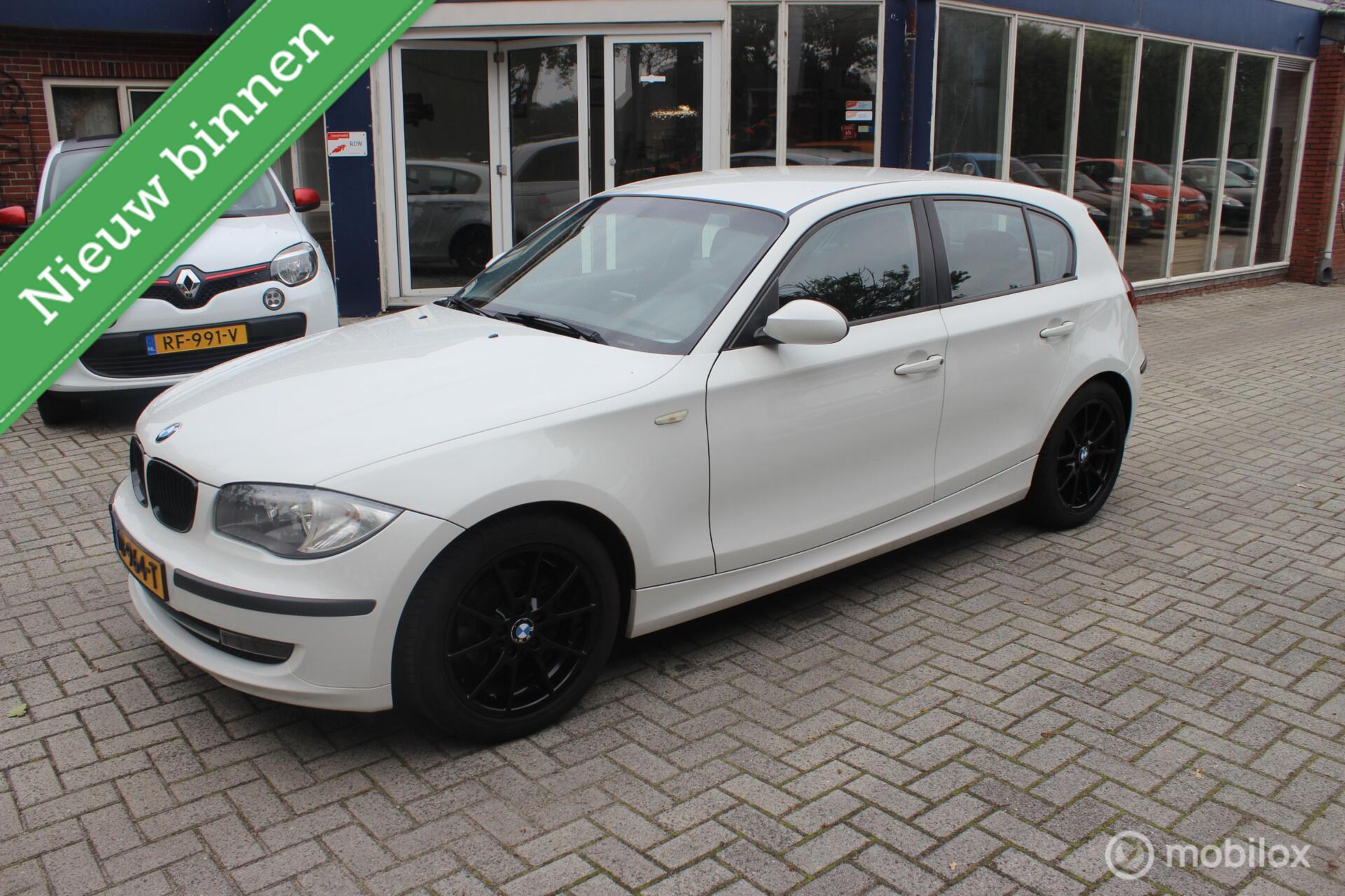 BMW 1er Reihe 116i Airco/Navi/17" LMV/AUX/Lange APK 2009 - voorkant