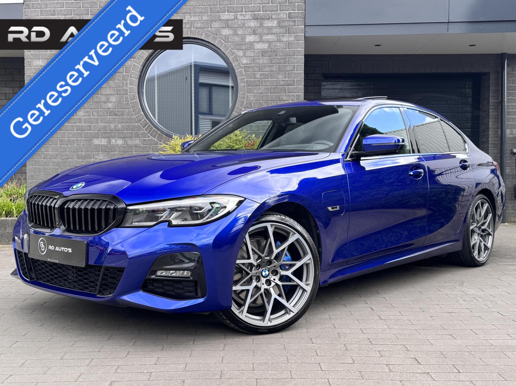 BMW 330e xDrive 330e xDrive M Sport Individual San Marino Blauw Pano 2022 - voorkant