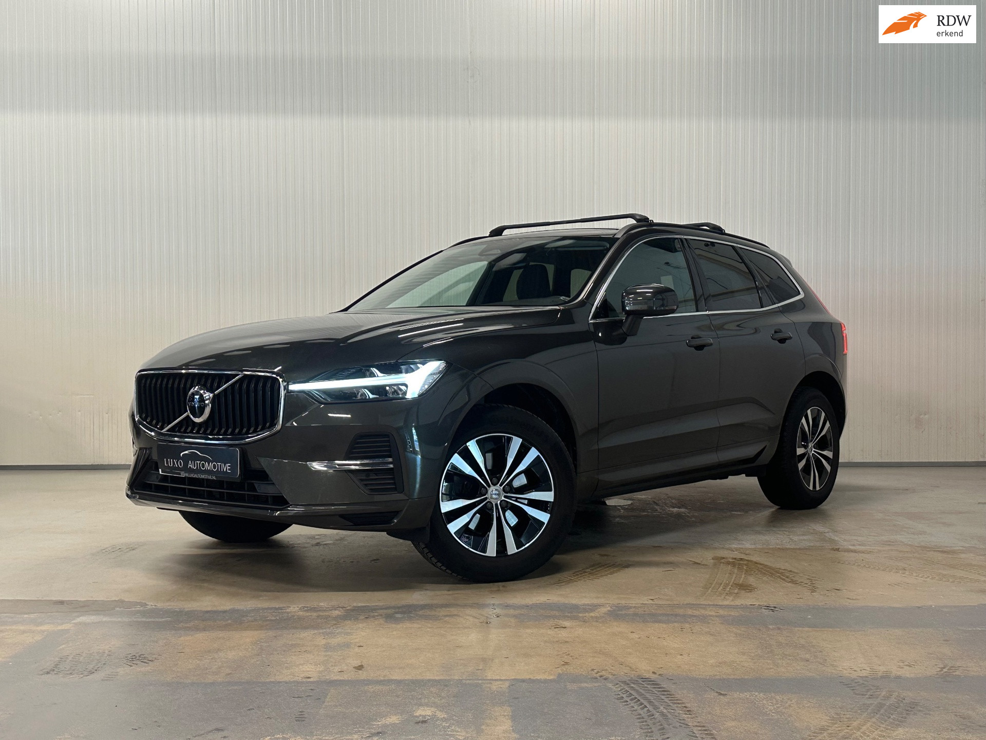 Volvo Xc60 2.0 B4 Momentum Business | LED | ACC | HARMAN/KARDON | CAMERA | MILD HYBRIDE 2022 - voorkant