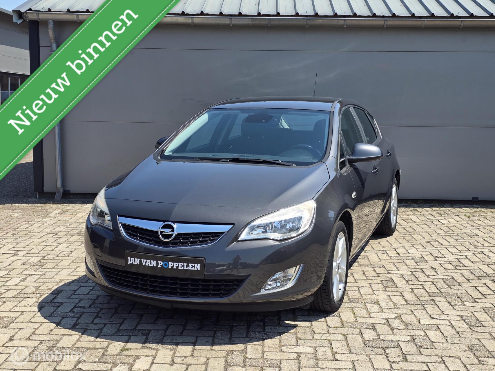 Opel Astra 1.4 Turbo Edition 2011 - voorkant