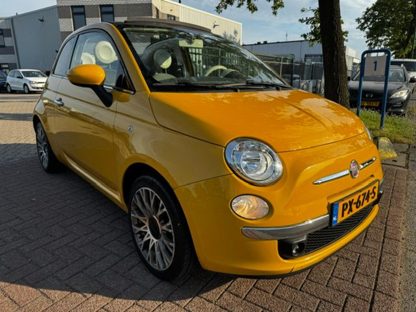Fiat Fiat 500 1.2 Cabrio Lounge Yellow Edition 2012 - voorkant