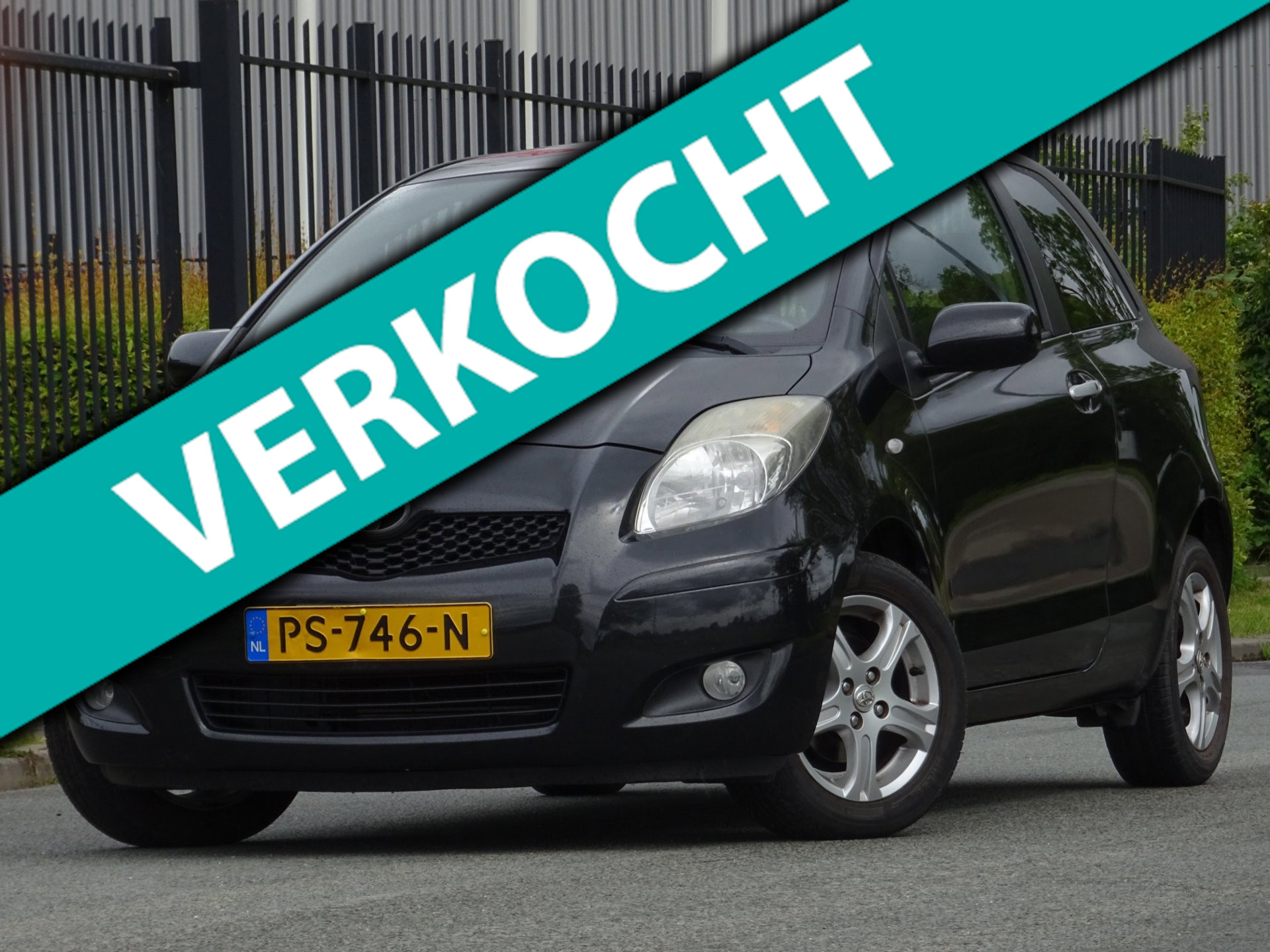 Toyota Toyota Yaris 1.3 VVTi BJ2011 ZWART 136DKM/CLIMA/PDC/APK 2011 - voorkant