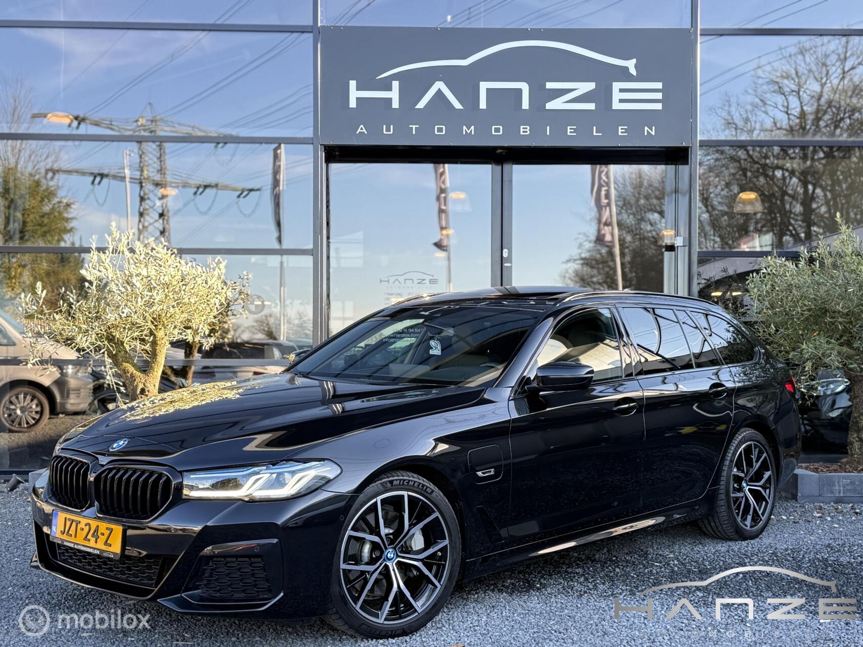 BMW 5-serie Touring 530e|Pano|Trekhaak|M-Sport|Laser|BTW|HUD 2024 - voorkant