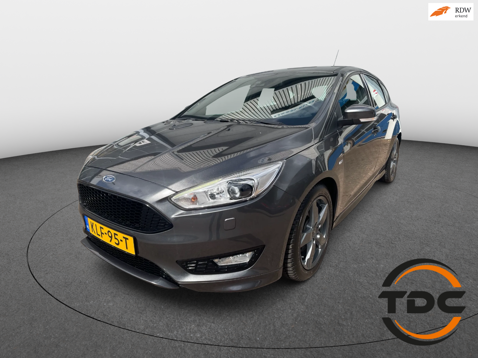 Ford Focus 1.5 ST-Line CLIMA NAVI CRUISE WINTERPACK 2017 - voorkant