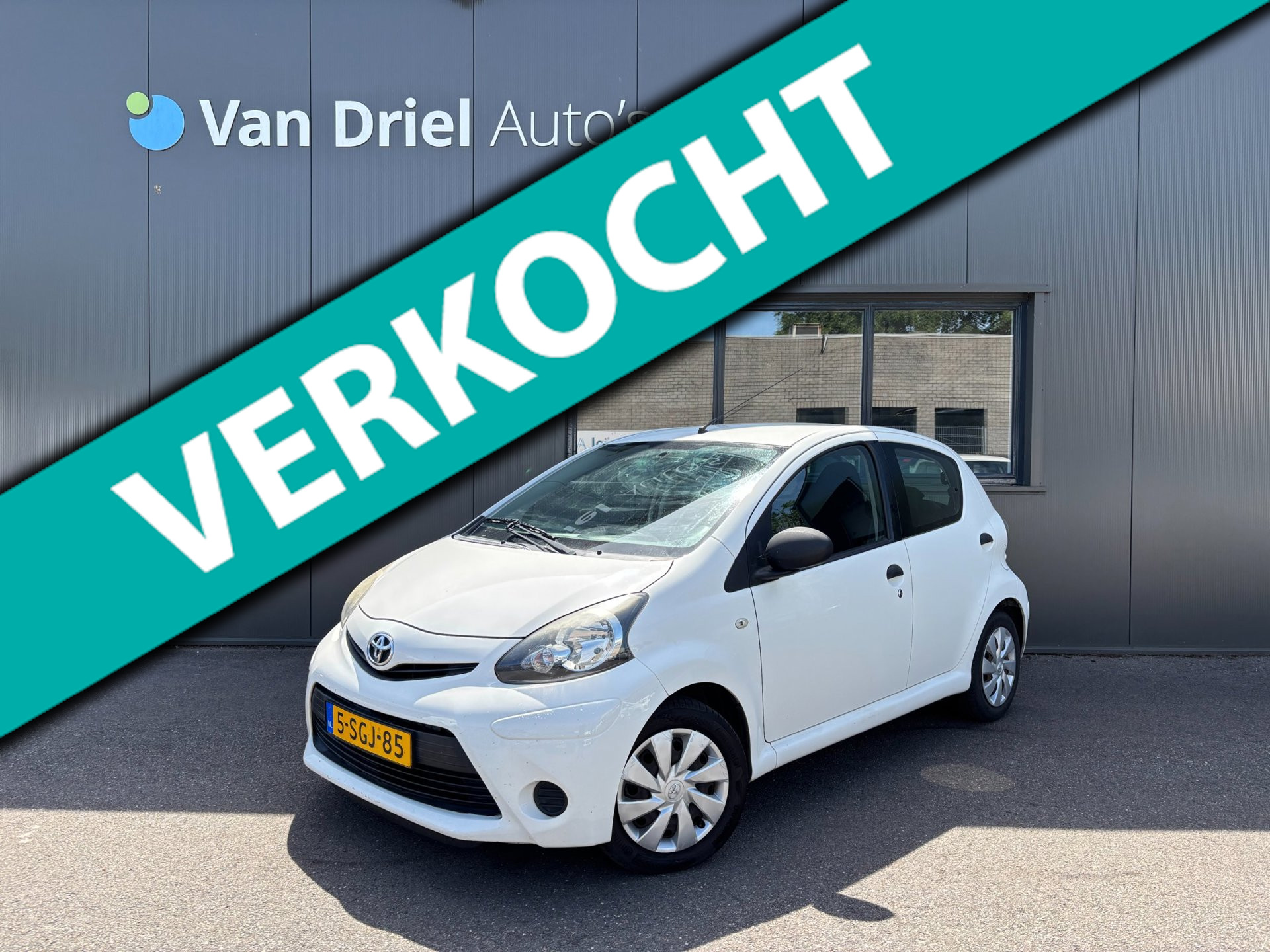 Toyota Toyota Aygo 1.0 VVT-i Now / Airco / Radio! 2013 - voorkant