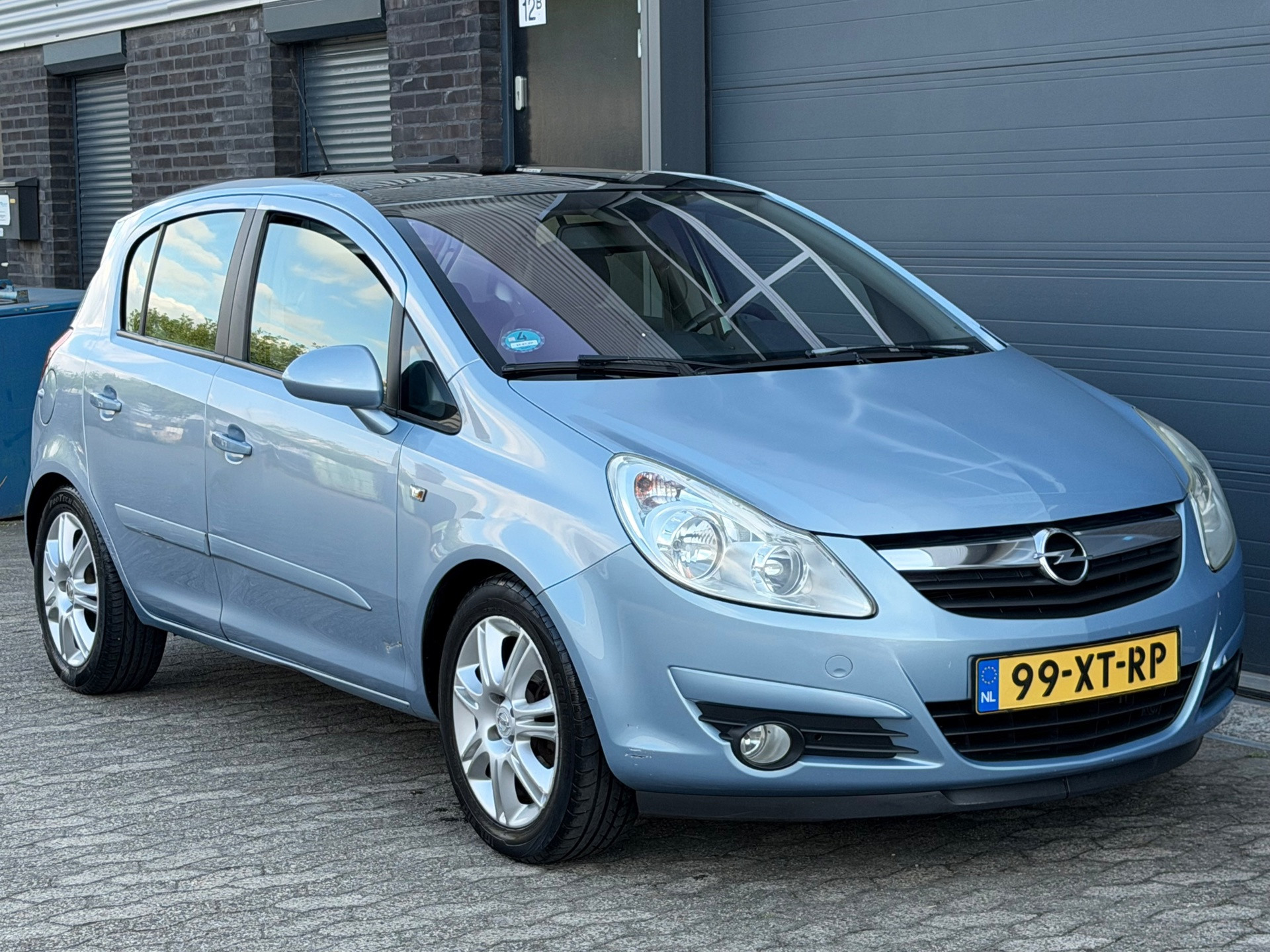 Opel Corsa 1.4-16V Cosmo 5 deurs PANO AIRCO APK 2007 - voorkant