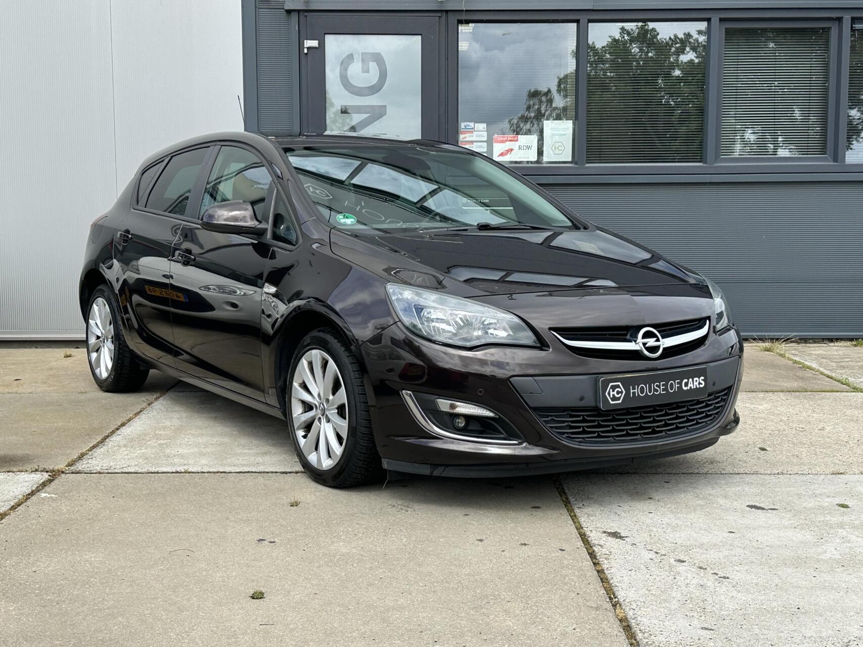 Opel Astra 1.4 Turbo Design Edition Clima Cruise PDC 140PK 2013 - voorkant
