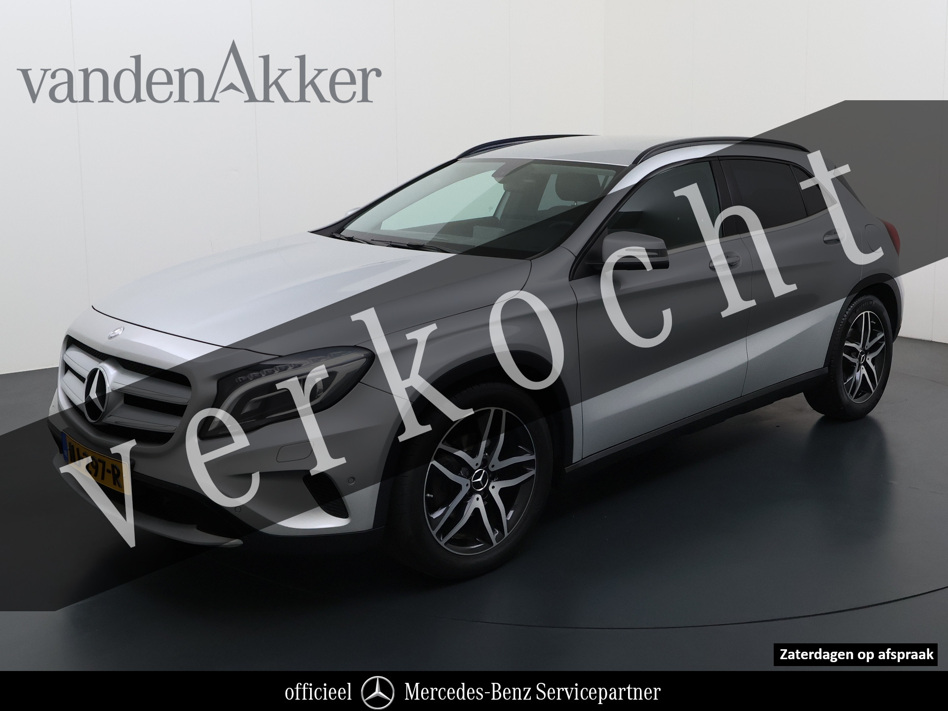 Mercedes-Benz Gla 200 200 // Camera // Navi // Bi-Xenon // 18" Velgen // Dakrails // Parkeersensoren // Privacy Glass // Stoelverwarming 2014 - voorkant