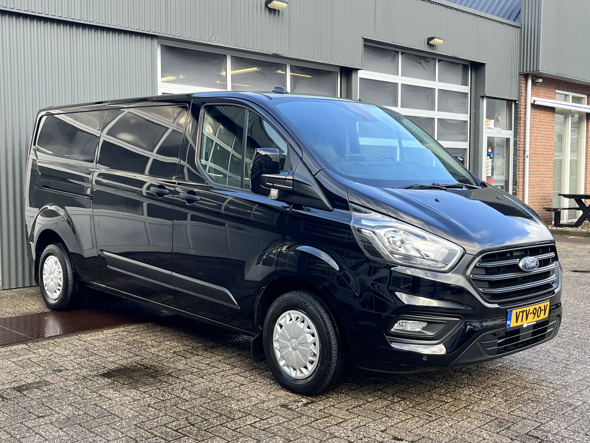 Ford Transit Custom 300 2.0 TDCI L2H1 Tr 2023 - voorkant