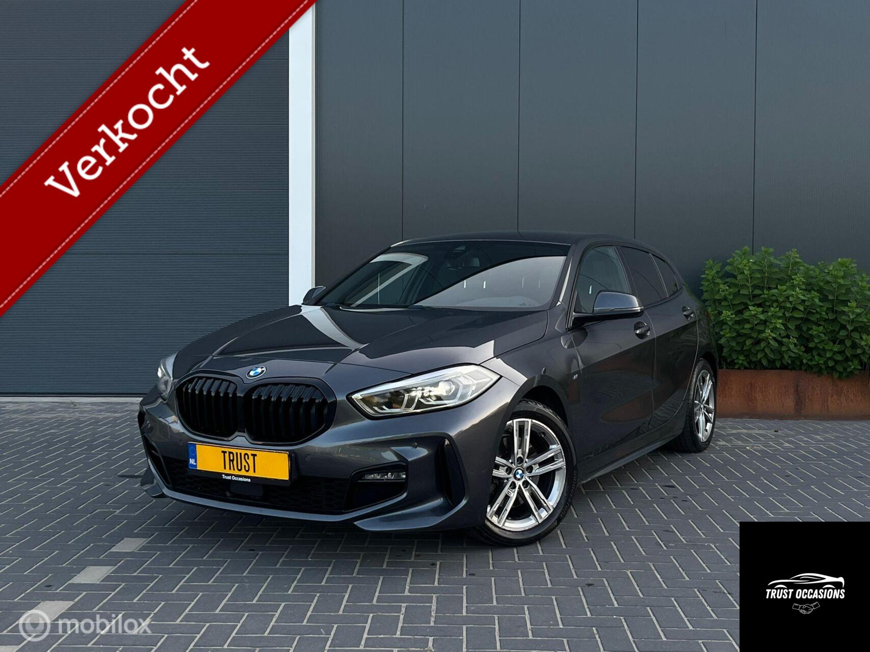 BMW 1-serie 118i M Pack Sport NAV LED LEER 2021 - voorkant