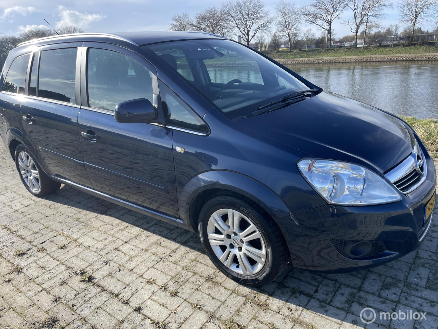 Opel Zafira 1.6 Cosmo 2012 - voorkant