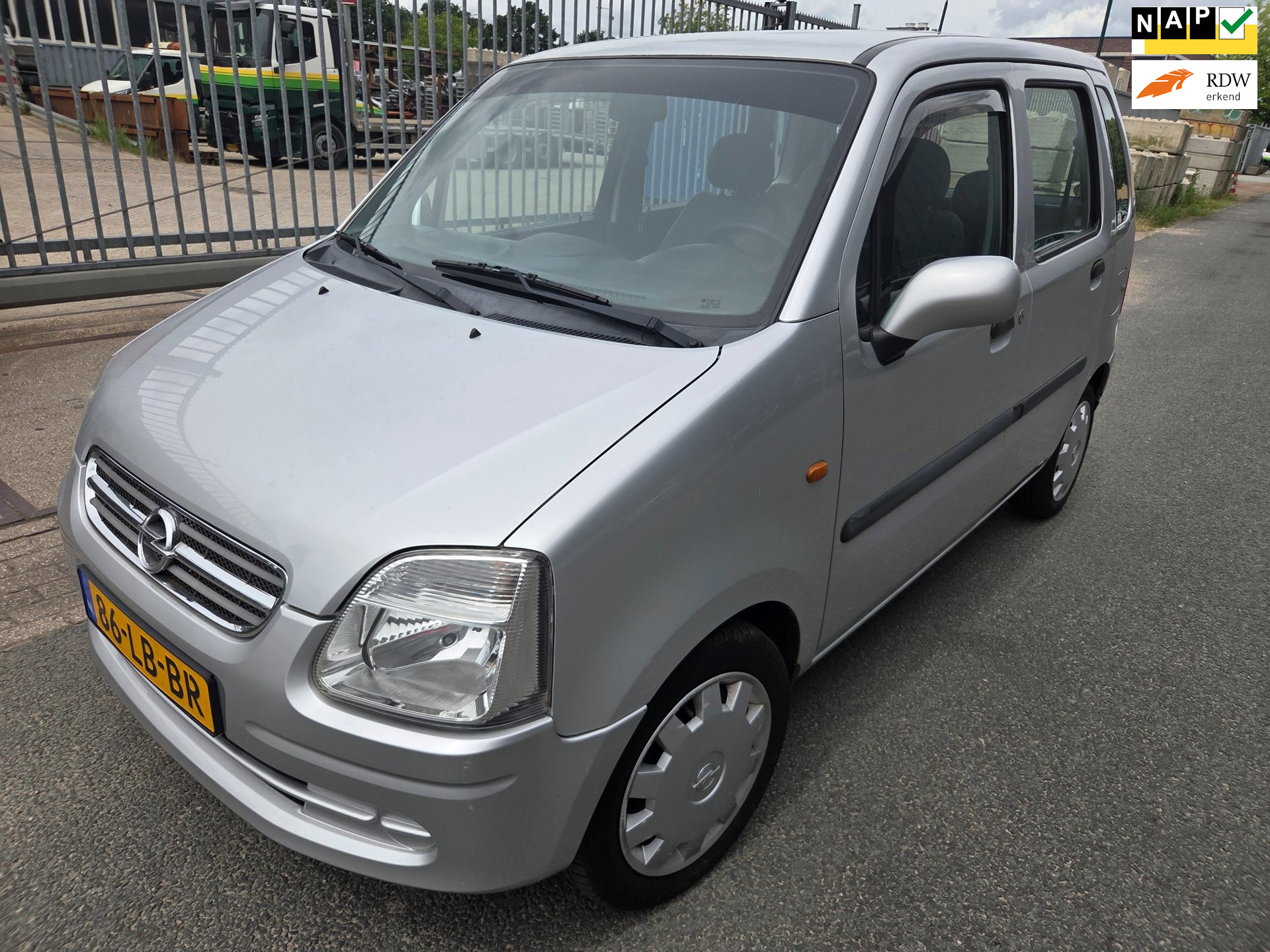 Opel Agila 1.2-16V Comfort rijdt super 2002 - voorkant