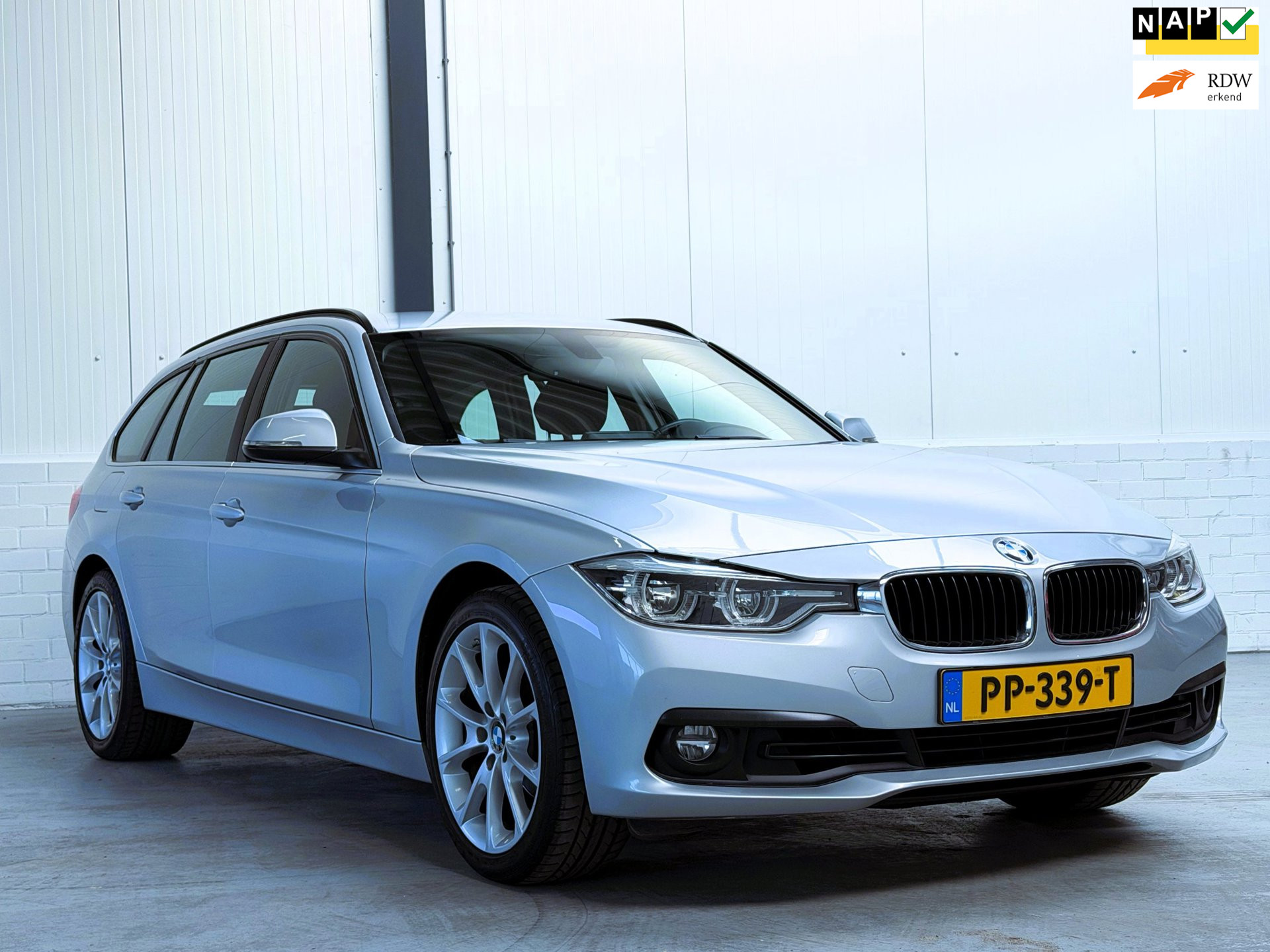 BMW 320i 320i Corporate Lease Executive\Elek Trekhaak|Org NL 2017 - voorkant