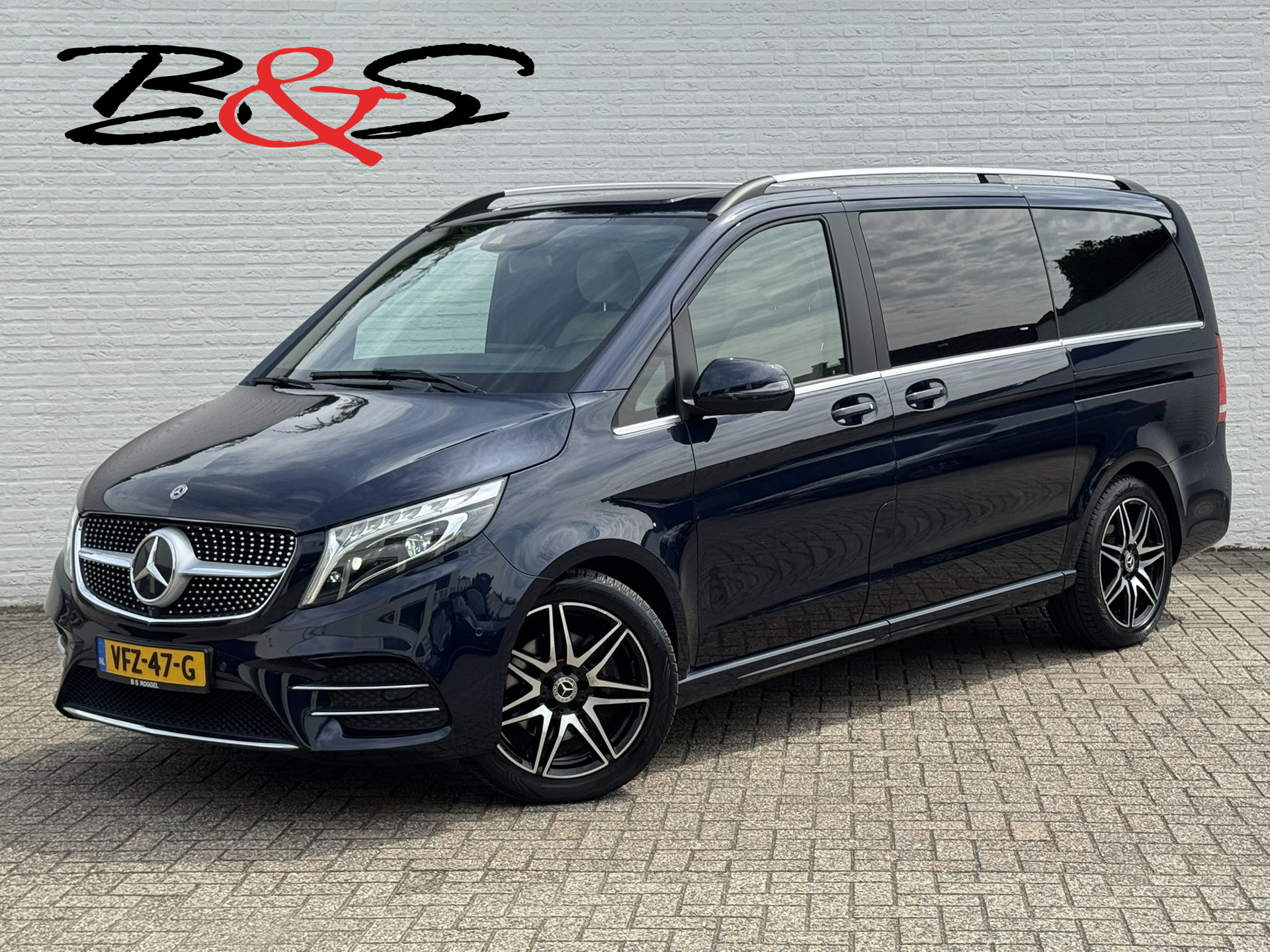 Mercedes-Benz V-klasse 300d Lang AMG Burmester Stoelkoeling M-bux 360 Camera Trekhaak Adaptieve Cruise 2020 - voorkant